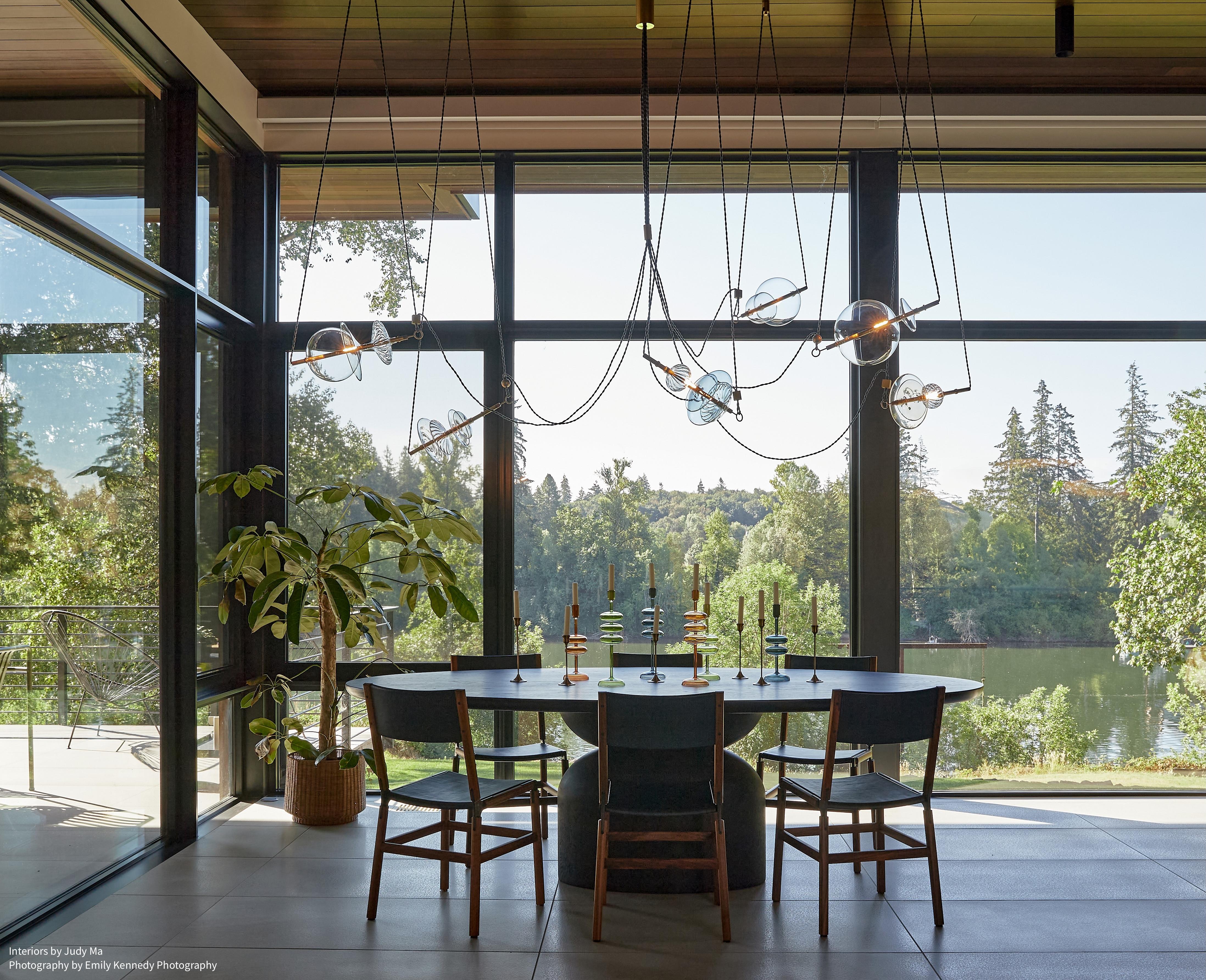 Moderne Lustre contemporain Trapezi à six lumières en laiton foncé et verre soufflé noir en vente