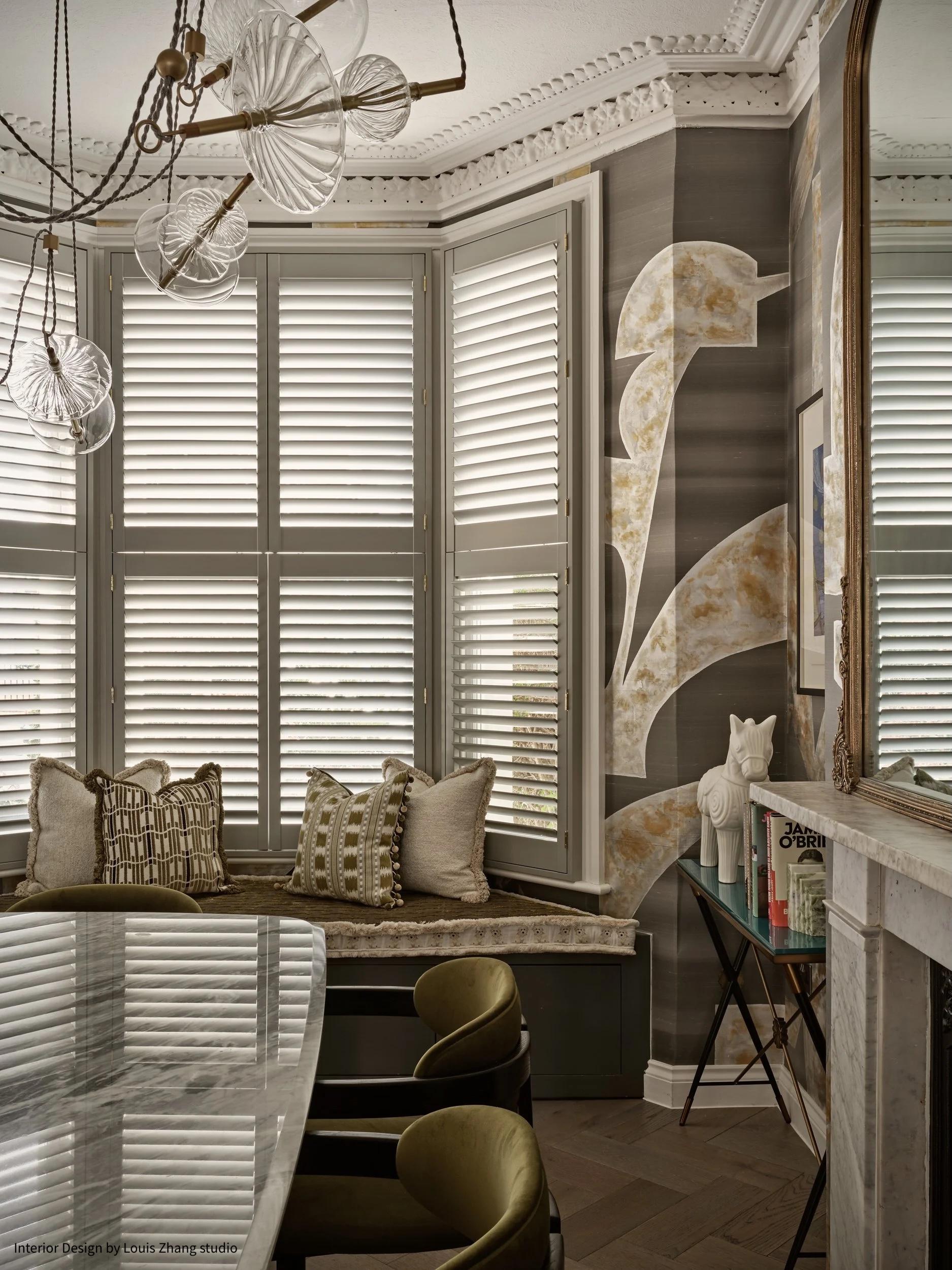 Laiton Lustre contemporain Trapezi à six lumières en laiton foncé et verre soufflé noir en vente