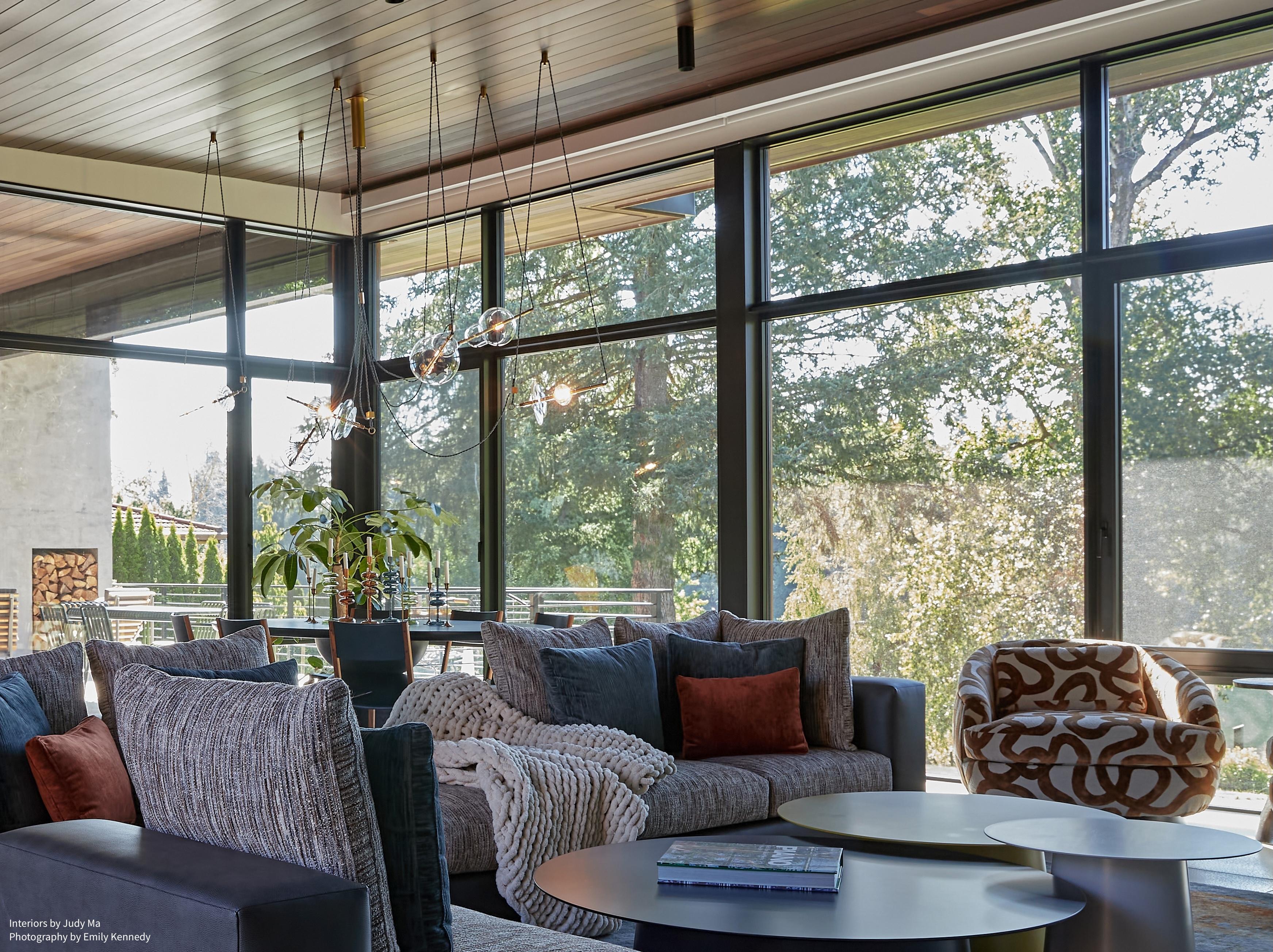 italien Lustre contemporain Trapezi à six lumières en laiton foncé et verre soufflé noir en vente