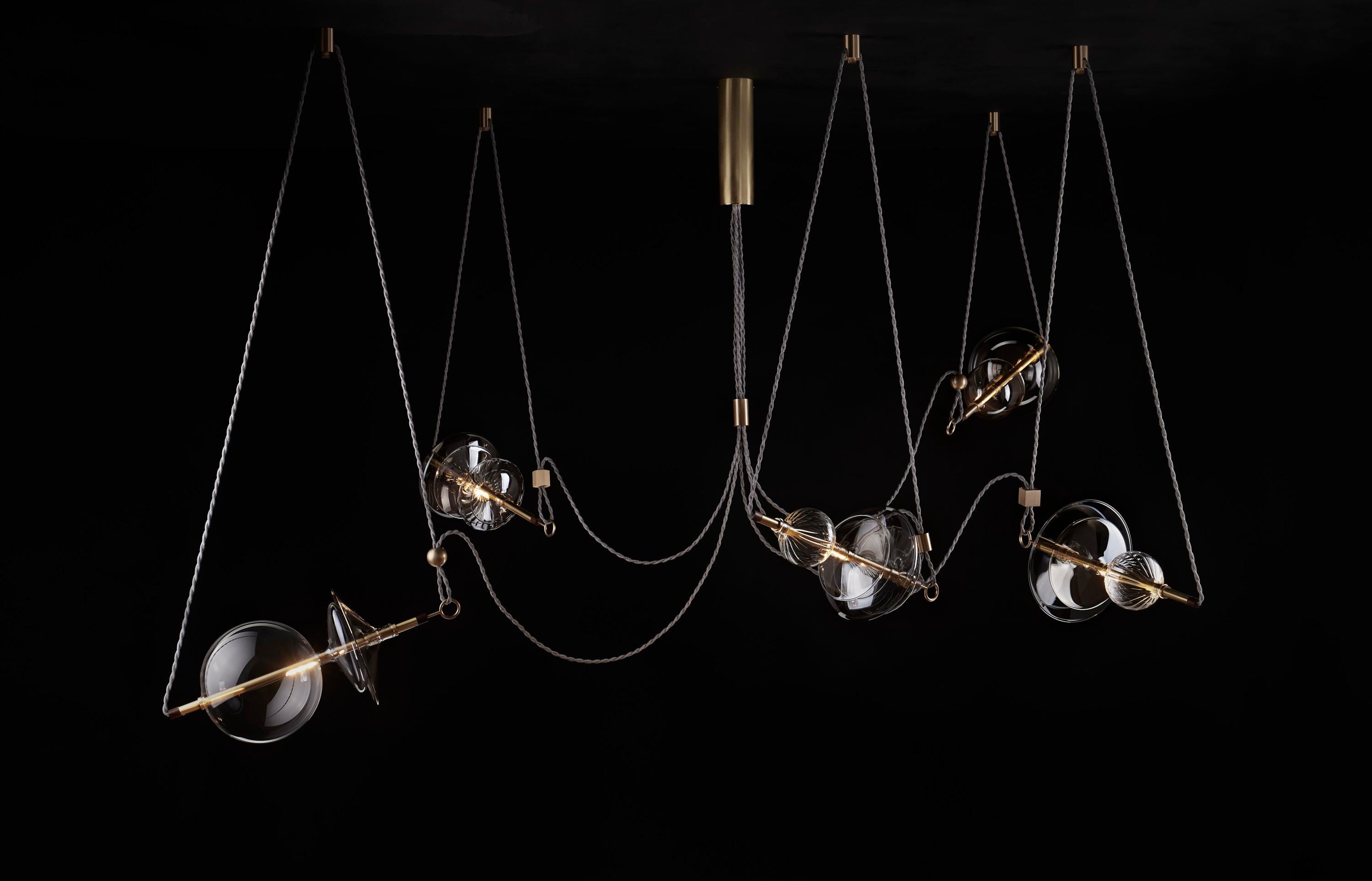Trapezi Five Lights Neutral Shades Contemporary Pendelleuchte/Chandelier Messing, Glas (Organische Moderne) im Angebot