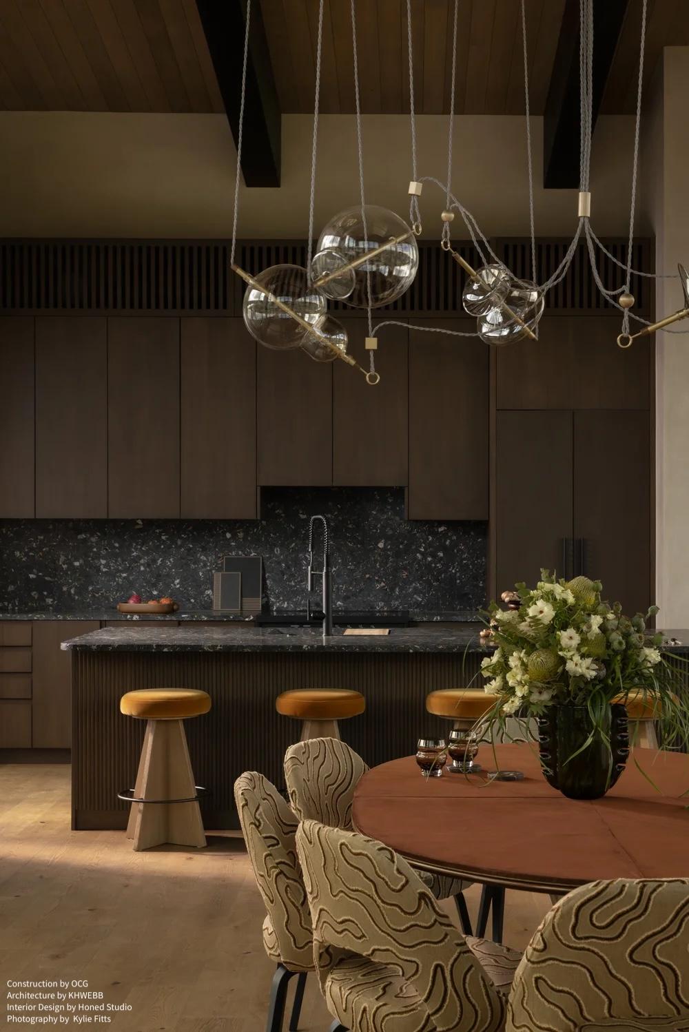 Trapecio Cinco Luces Tulipas Neutras Contemporáneo Colgante/Candelabro Latón, Cristal en venta 1