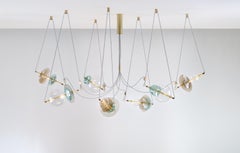 Trapezi 7 di SilvioMondinoStudio, lampadario in ottone e vetro di Murano