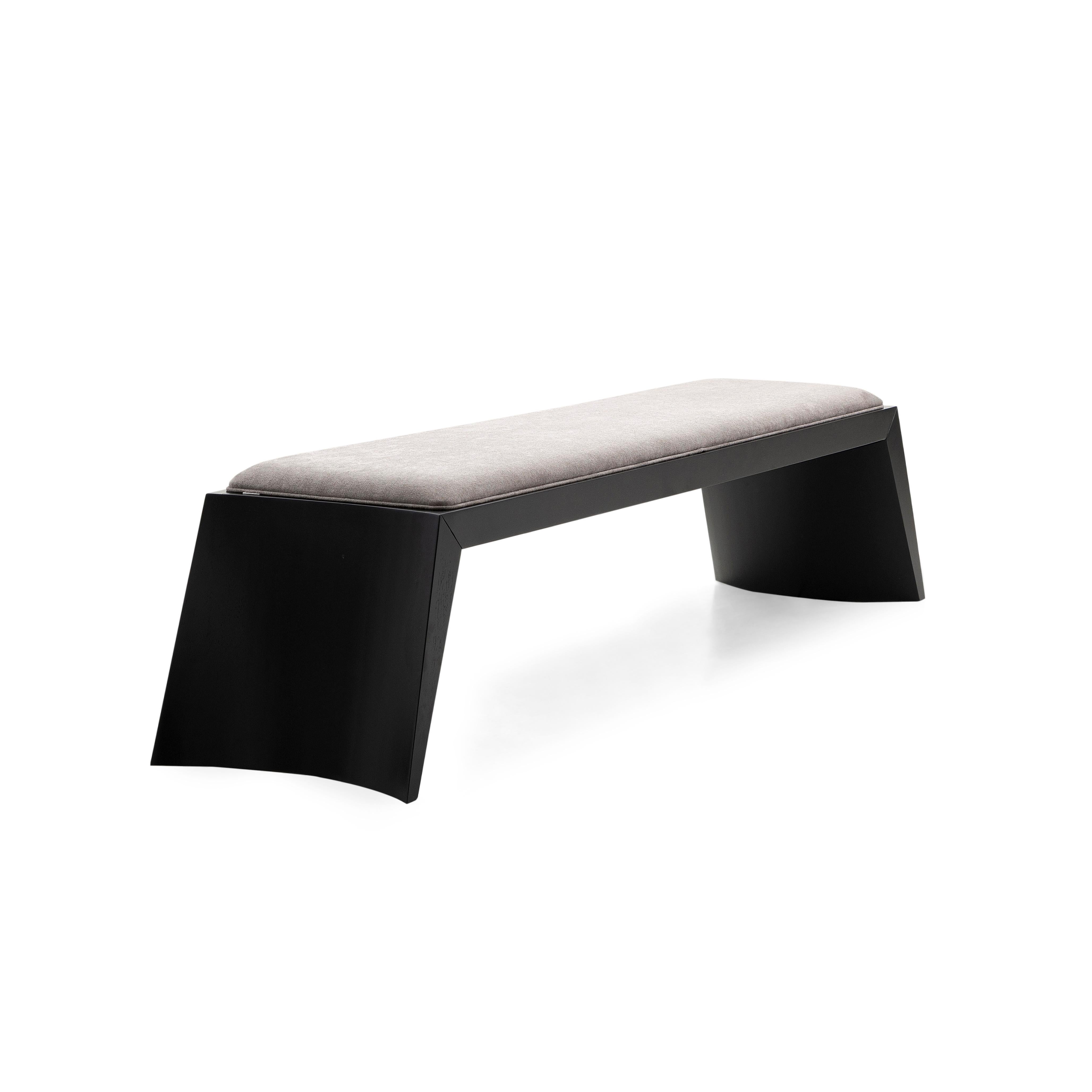 The trapezoid geometric shape is a plane figure formed by four sides. This shape inspires base and solidity, which are the outstanding characteristics of the TRAPÉZIO bench. Made of wood with high-density foam on the top, the piece is key to