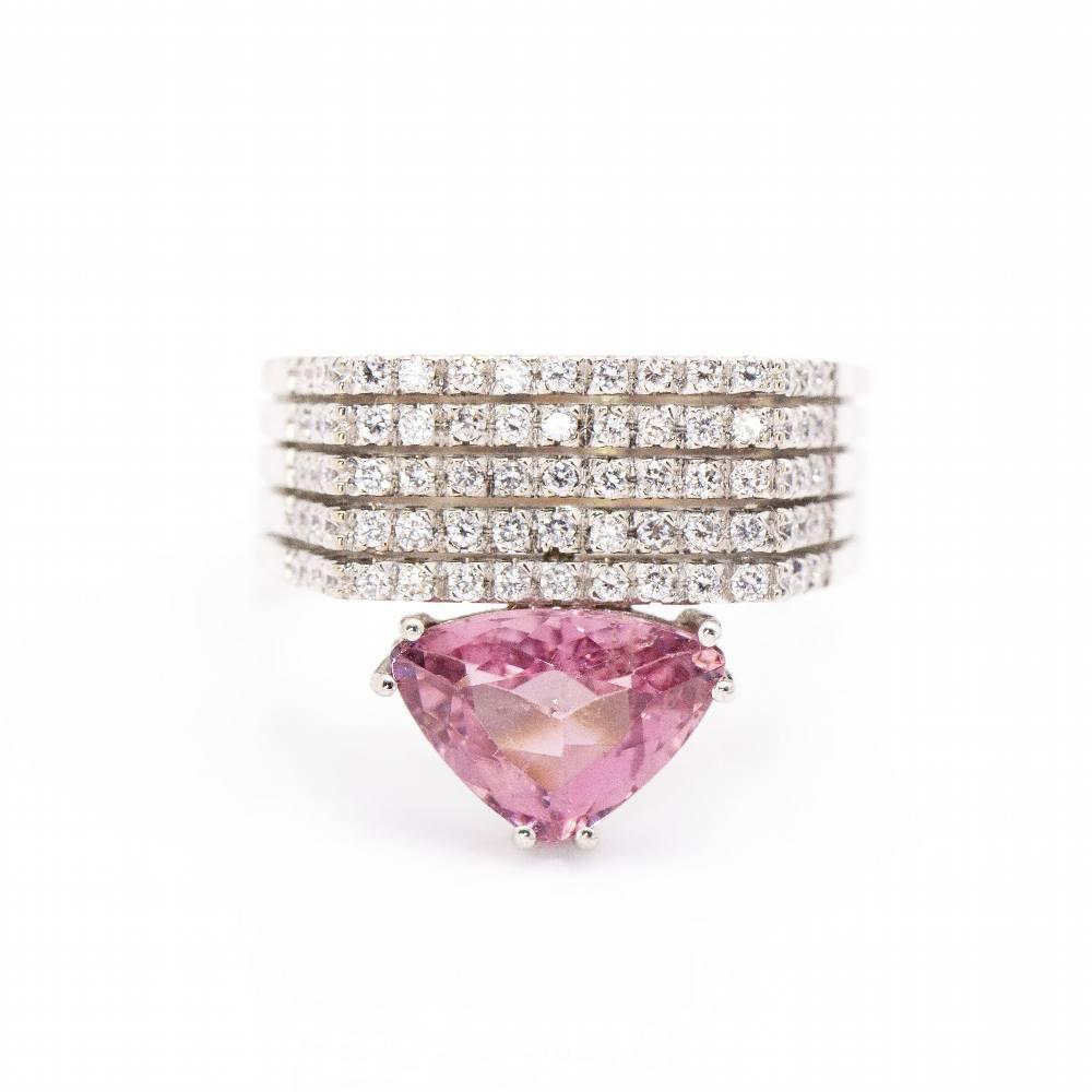 White Gold Ring with Diamonds and Tourmaline for woman  75x Brilliant cut Diamonds with total weight approx. 0,60 cts in H/VS quality  1x Tourmaline in Triangle cut with total weight approx. 0,45 cts l Size 13  18 kt. White Gold  9,40 grams  Max.