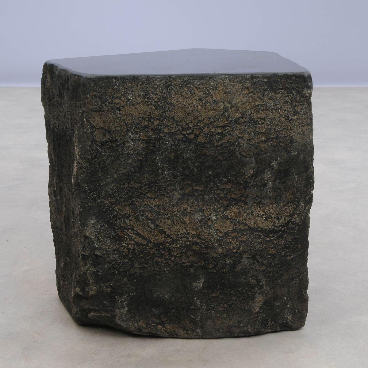 Table d'appoint Trapèze Basalte n°1 entièrement sculptée à la main
pierre de basalte naturelle et solide. Avec dessus poli.