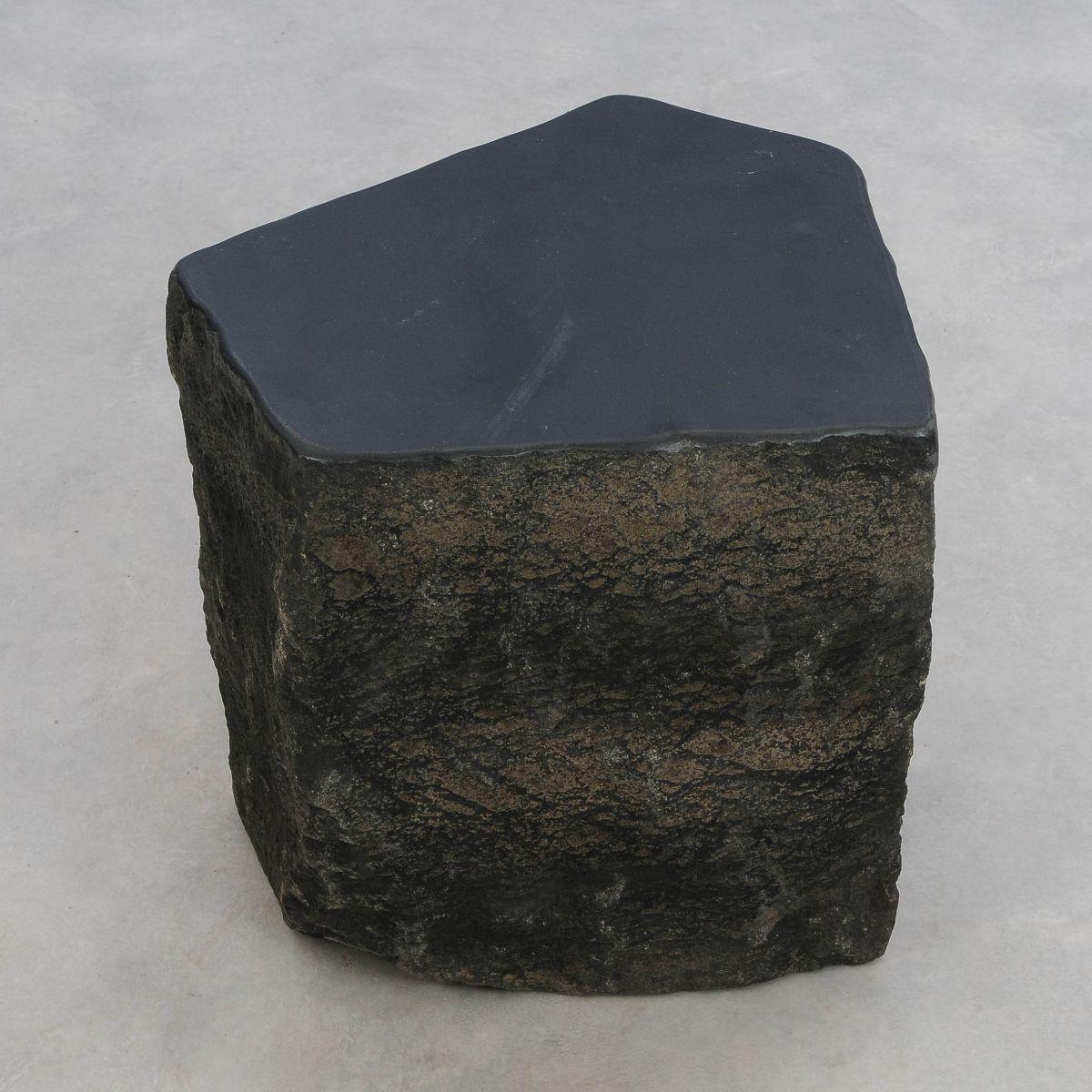 Indonésien Table d'appoint Trapèze Basalte n°1 en vente