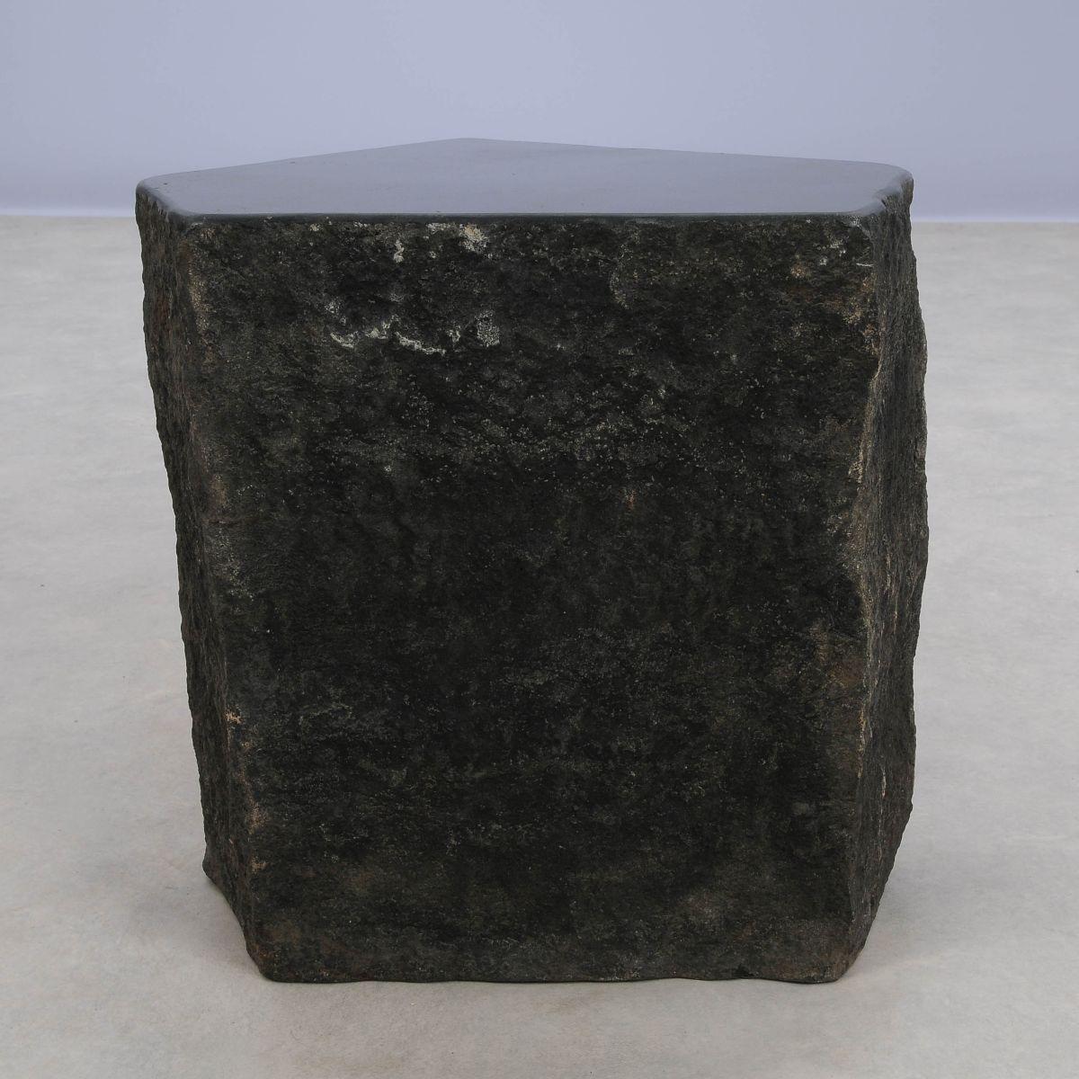 Sculpté à la main Table d'appoint Trapèze Basalte n°1 en vente