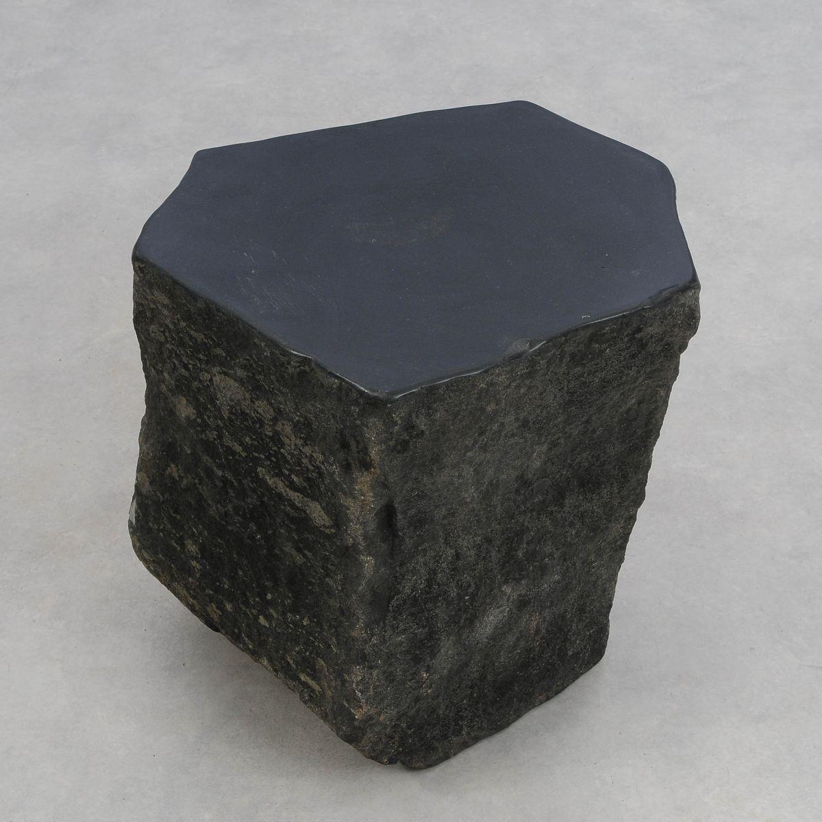 Table d'appoint Trapèze Basalte n°2 entièrement sculptée à la main
pierre de basalte naturelle et solide. Avec dessus poli.