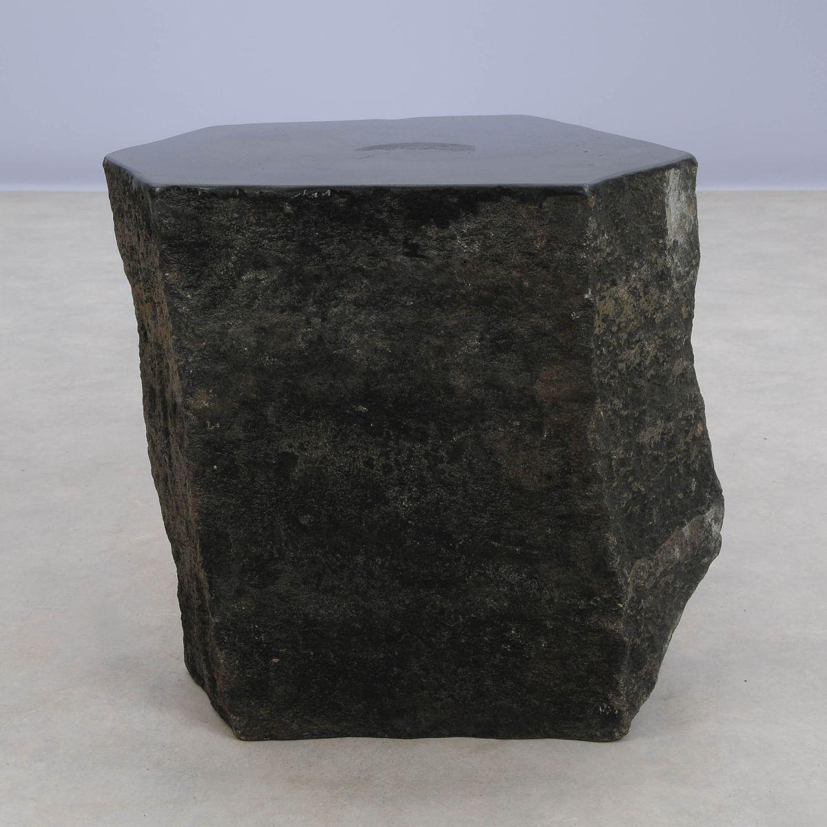 Indonésien Table d'appoint Trapezium Basalt n°2 en vente
