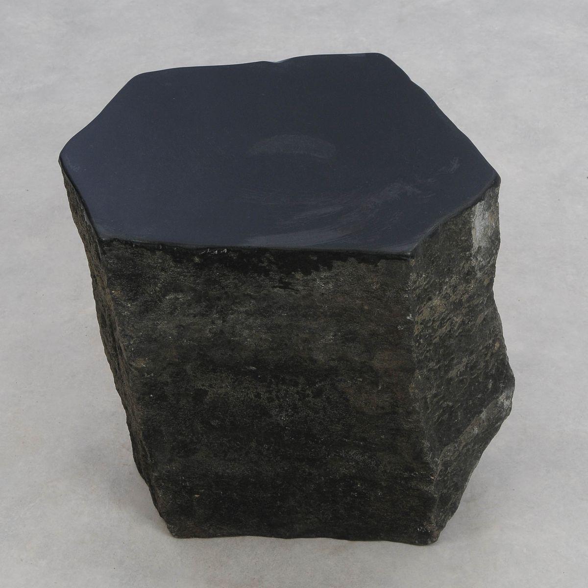 Sculpté à la main Table d'appoint Trapezium Basalt n°2 en vente