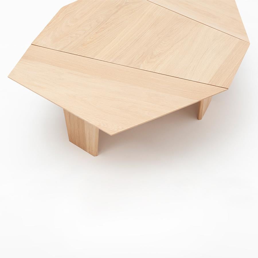 Table basse trapézoïdale entièrement réalisée en bois massif
bois de chêne provenant de forêts françaises durables.
Avec 3 pieds.