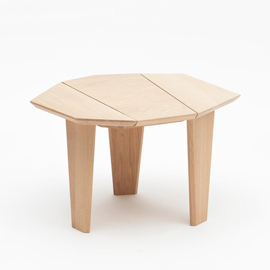 Table d'appoint Trapezo entièrement réalisée en bois massif
bois de chêne provenant de forêts françaises durables.
Avec 3 pieds.