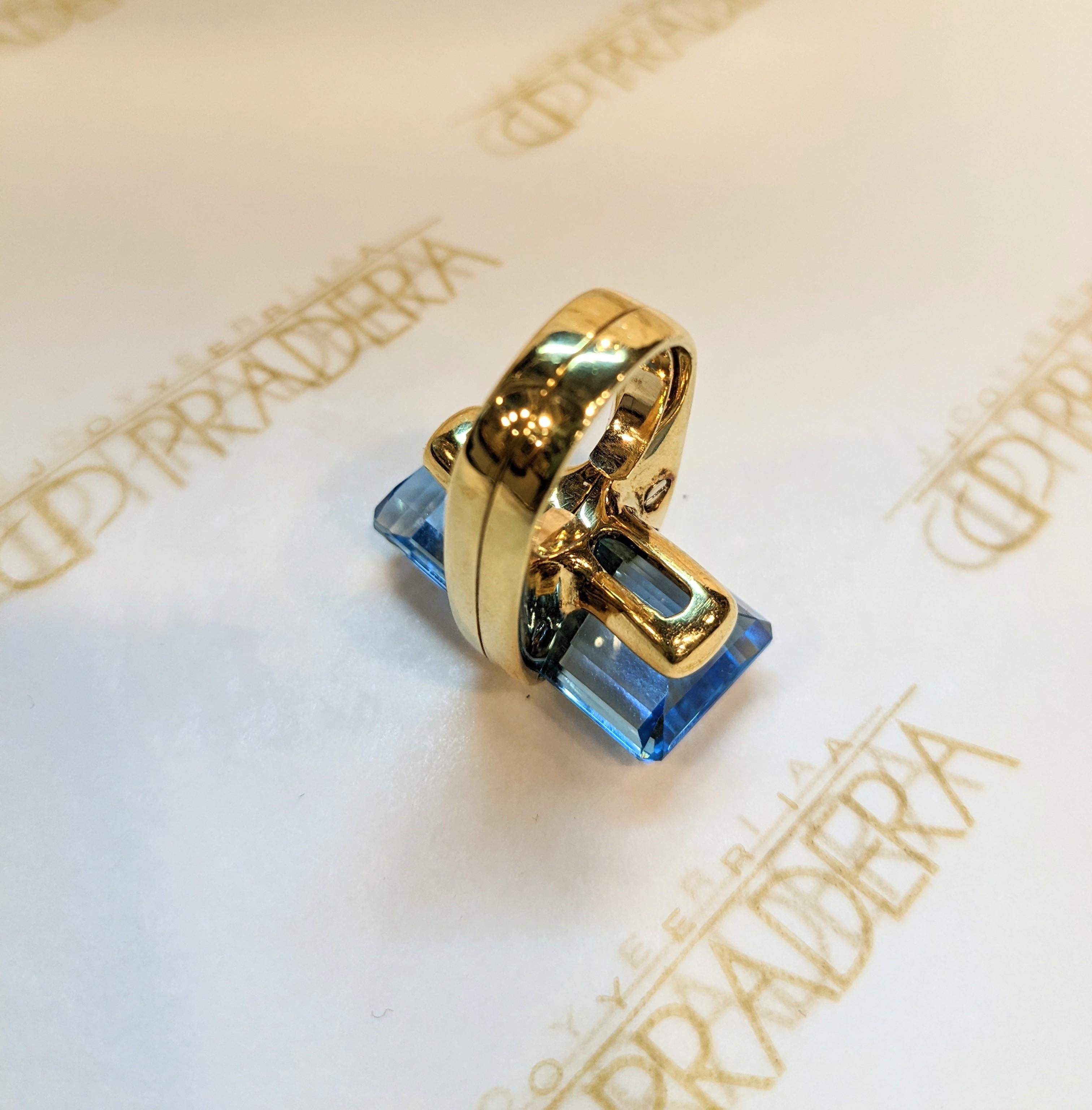 Trapezoid cut blue topaz 18k gold cocktail ring For Sale 4