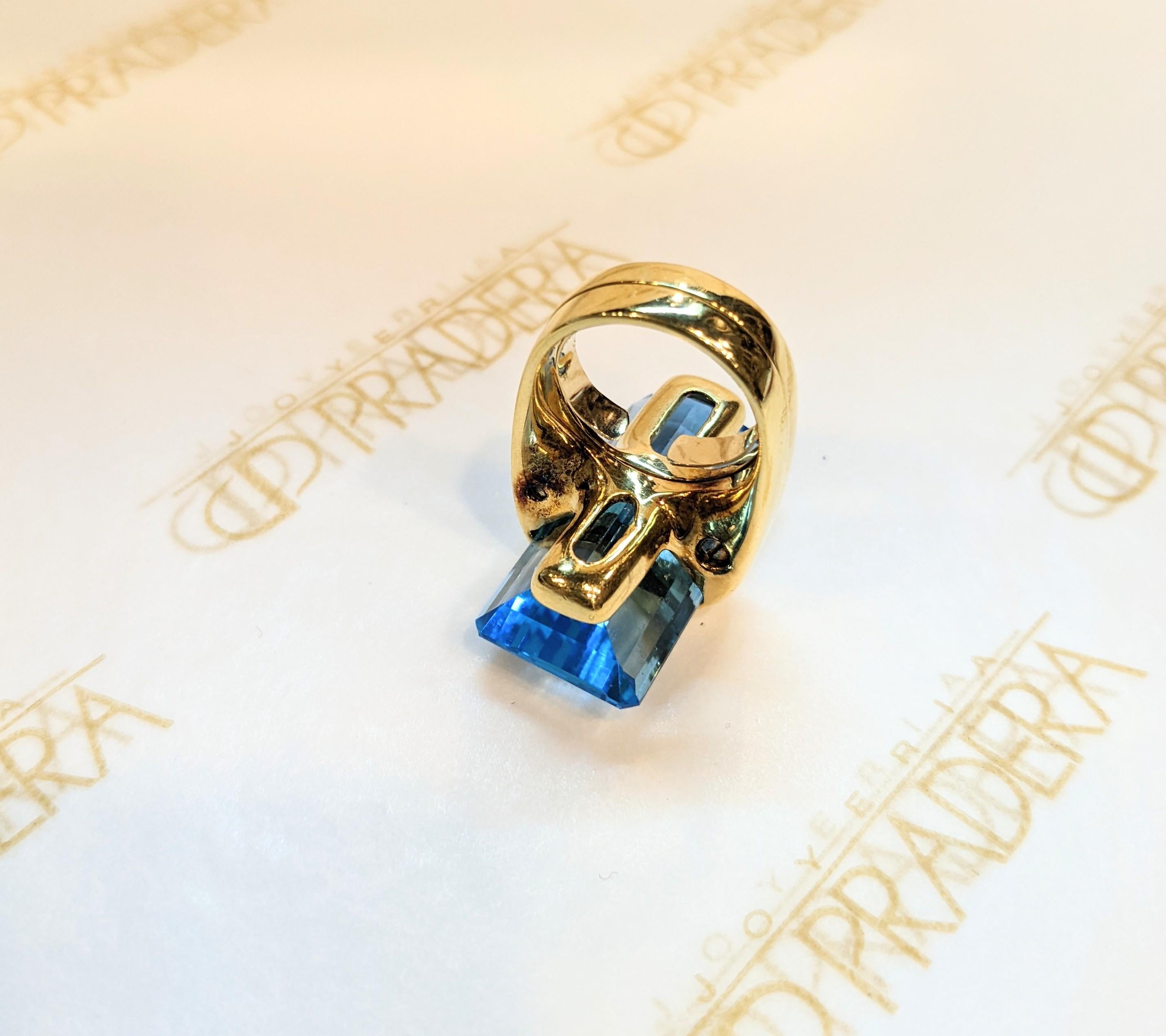 Trapezoid cut blue topaz 18k gold cocktail ring For Sale 5