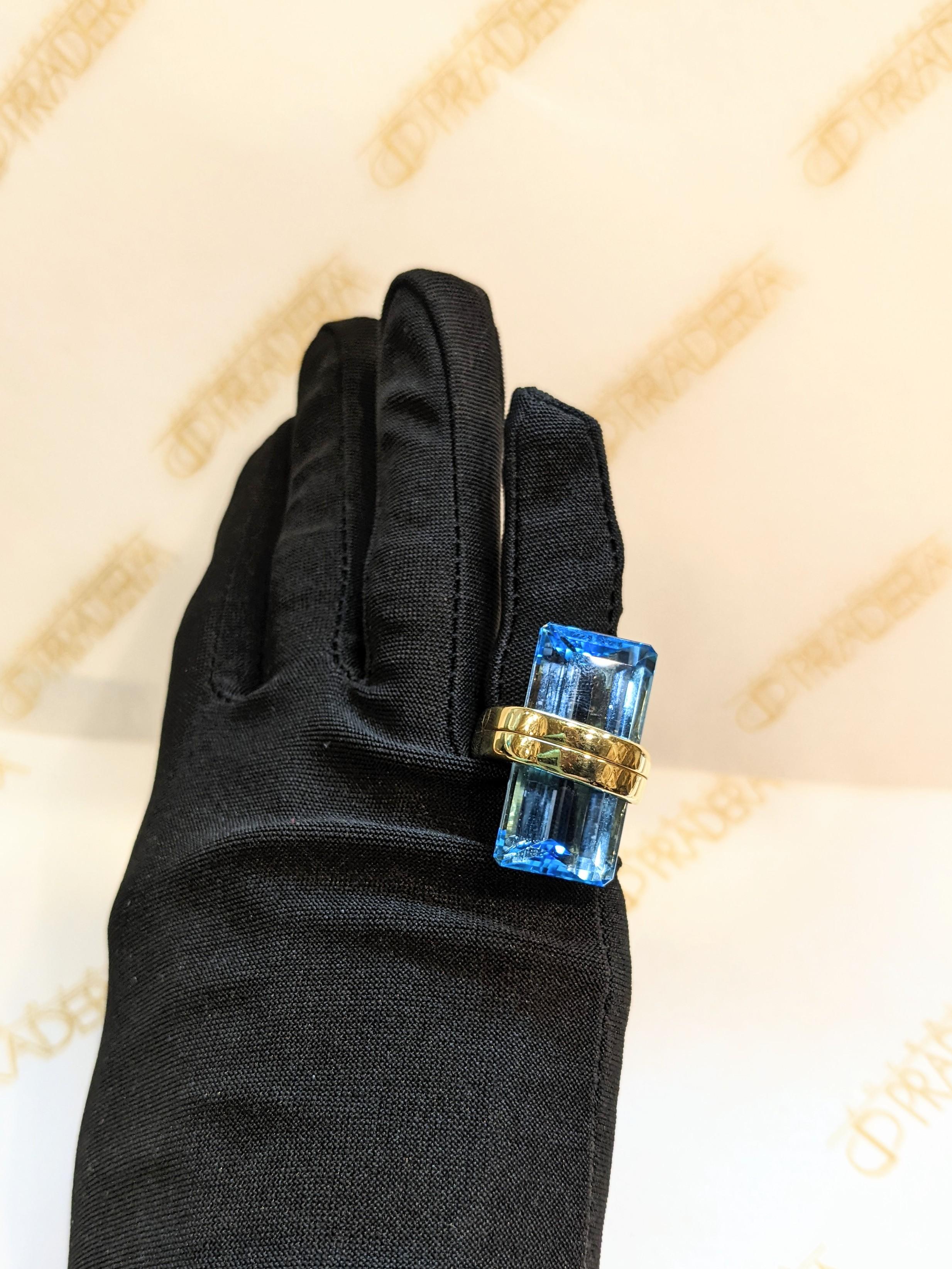Trapezoid cut blue topaz 18k gold cocktail ring For Sale 6