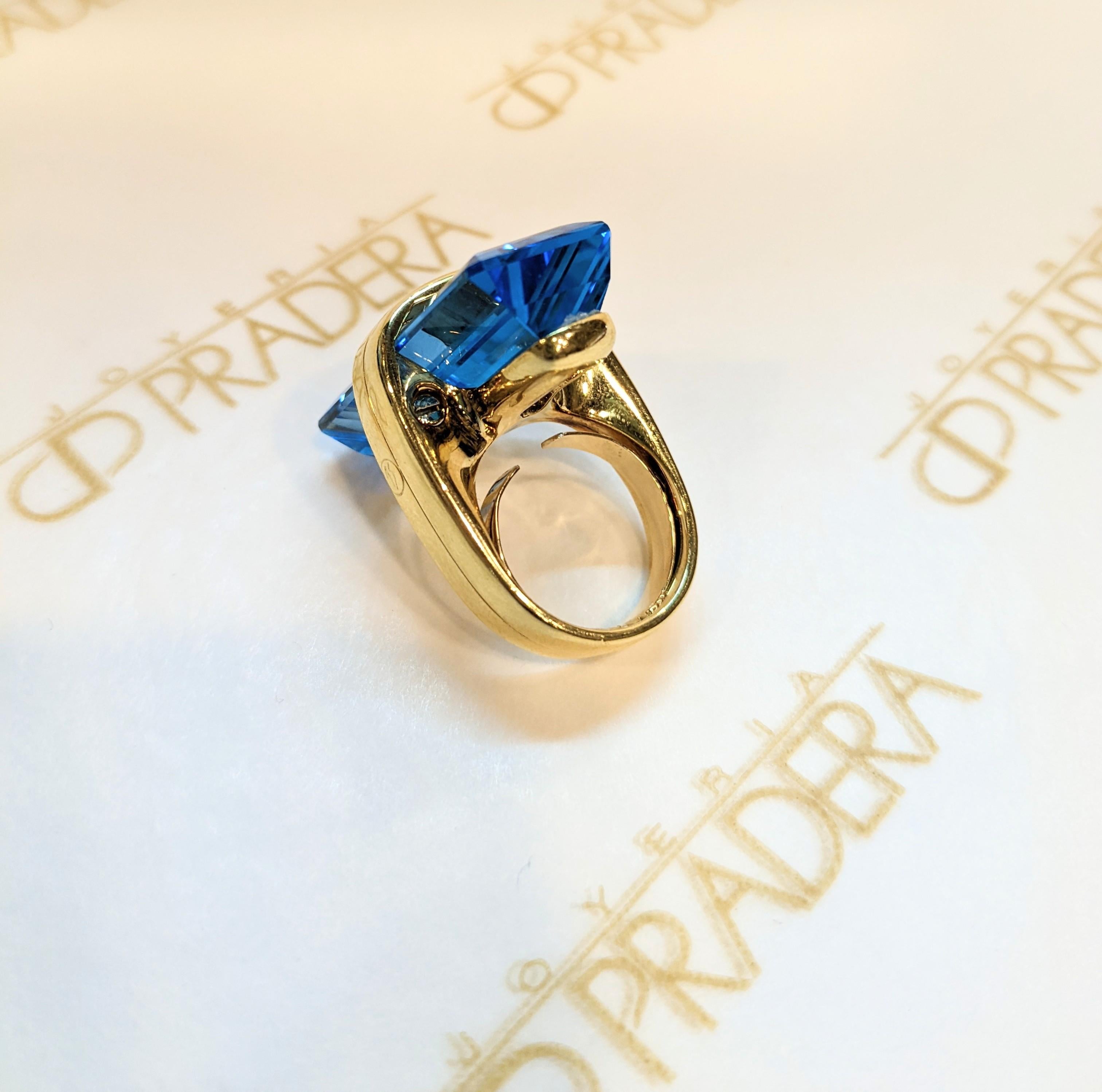 Trapezoid cut blue topaz 18k gold cocktail ring In Good Condition For Sale In Bilbao, ES