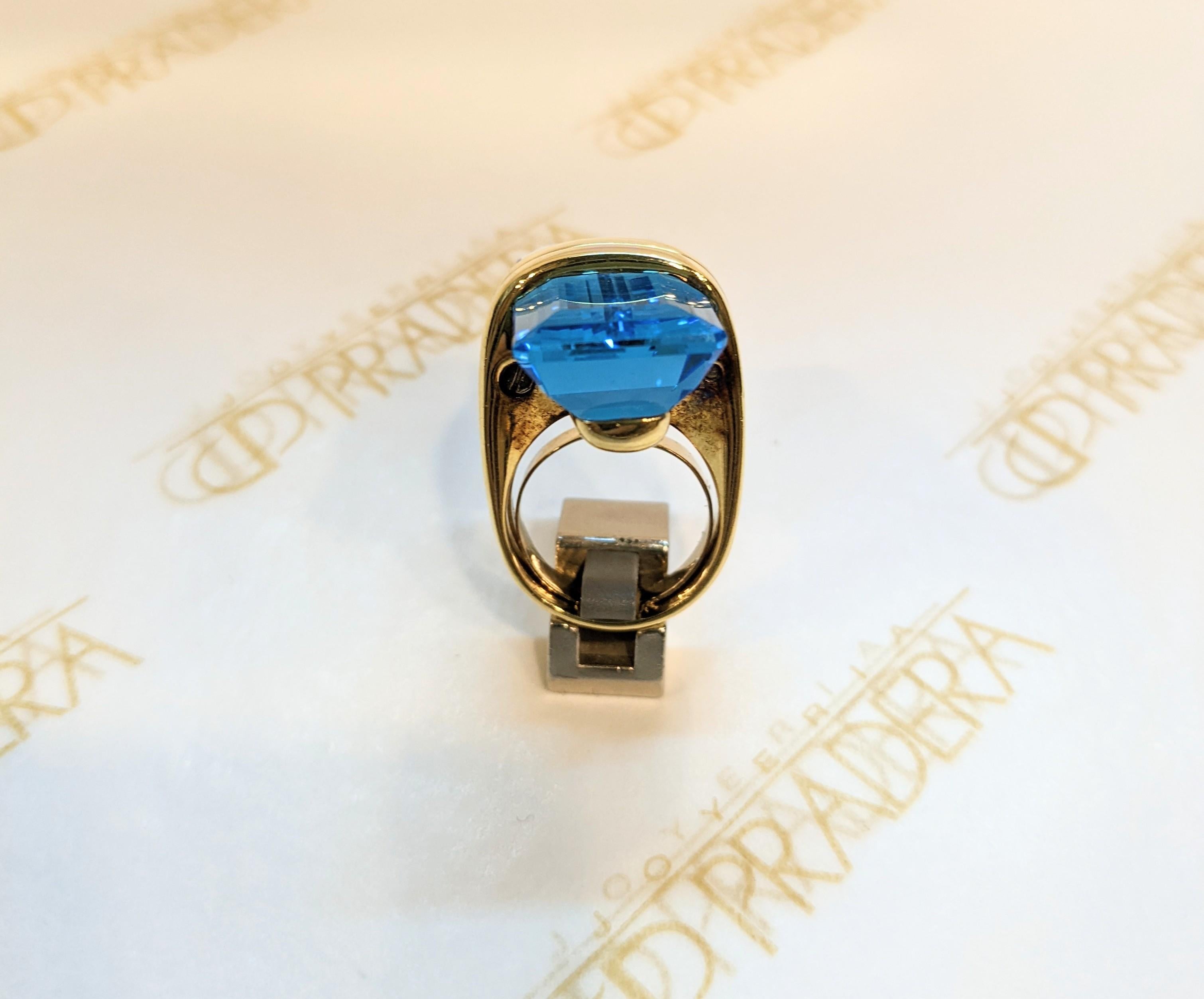 Trapezoid cut blue topaz 18k gold cocktail ring For Sale 2