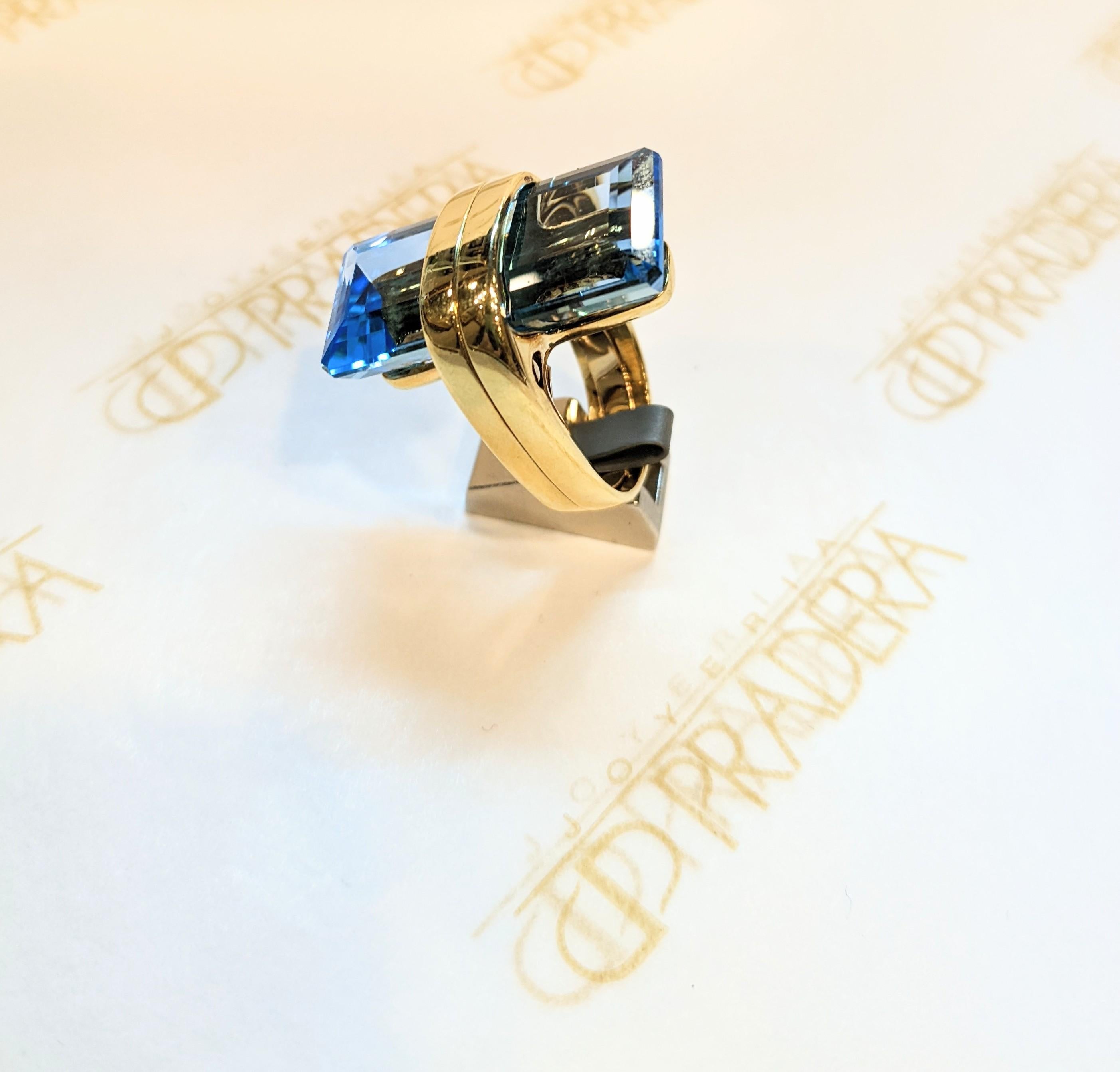 Trapezoid cut blue topaz 18k gold cocktail ring For Sale 3