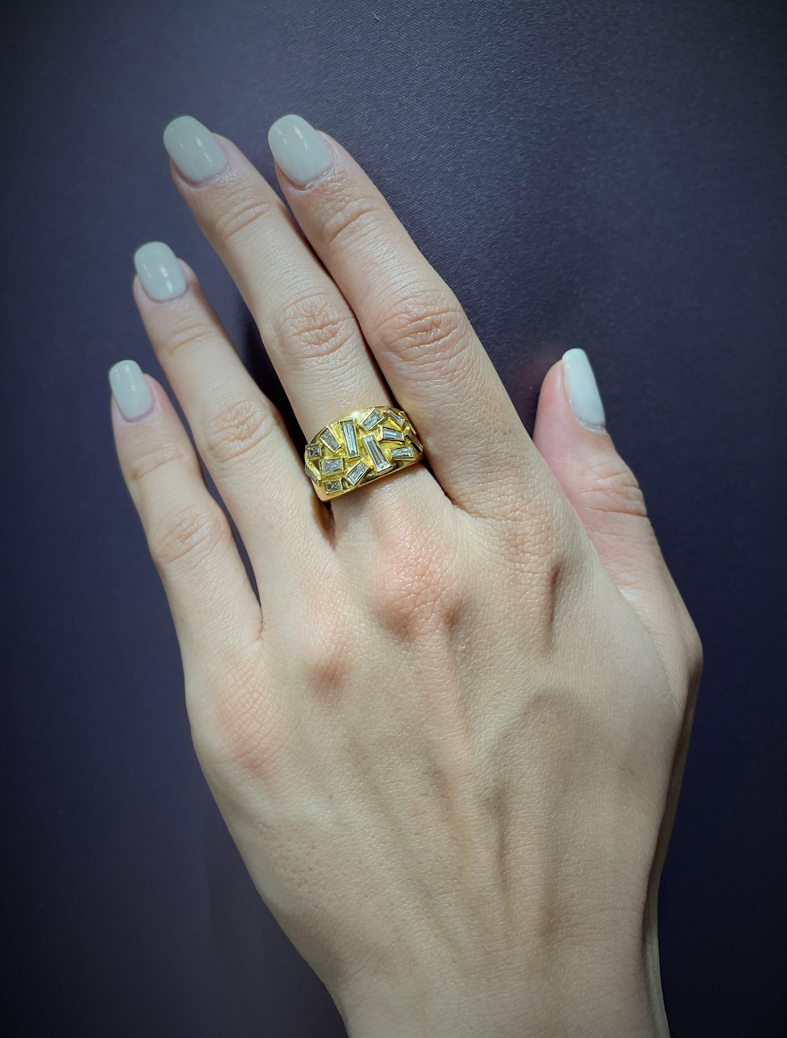 Contemporary Rosior Ring manufactured in Yellow Gold and setted with:
- 14 Trapezoid Cut Diamonds with 1,66 ct.
Accompanied with its own certificate of authenticity.
Stamped by the portuguese assay office as 19,2k gold.
Stamped with Rosior