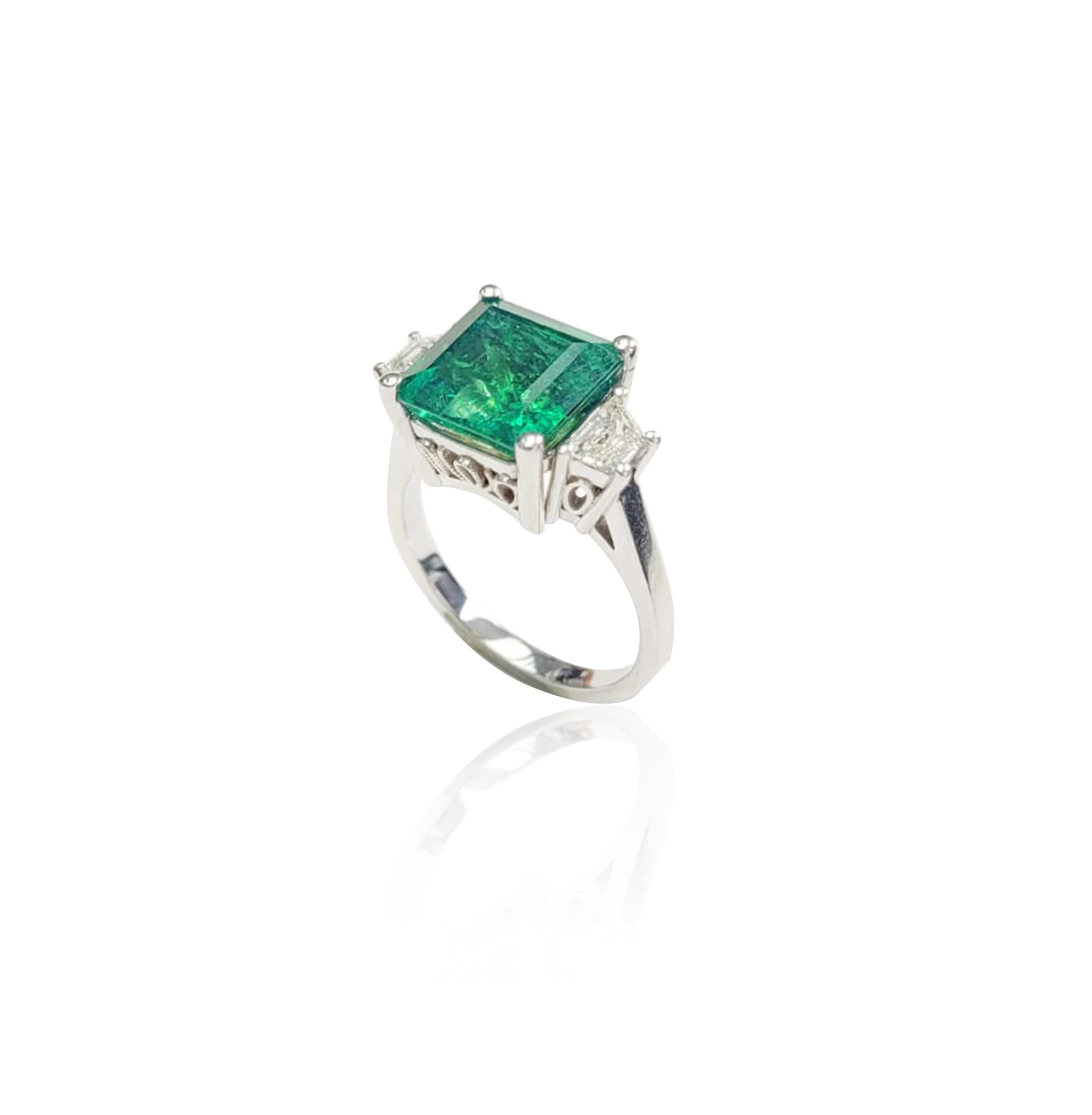 Trapezoid Diamonds - 0.48ct
Emerald Cut Emerald - 3.89ct & 9.65mm
Ring Metal - 18k White Gold

Tag #17766
