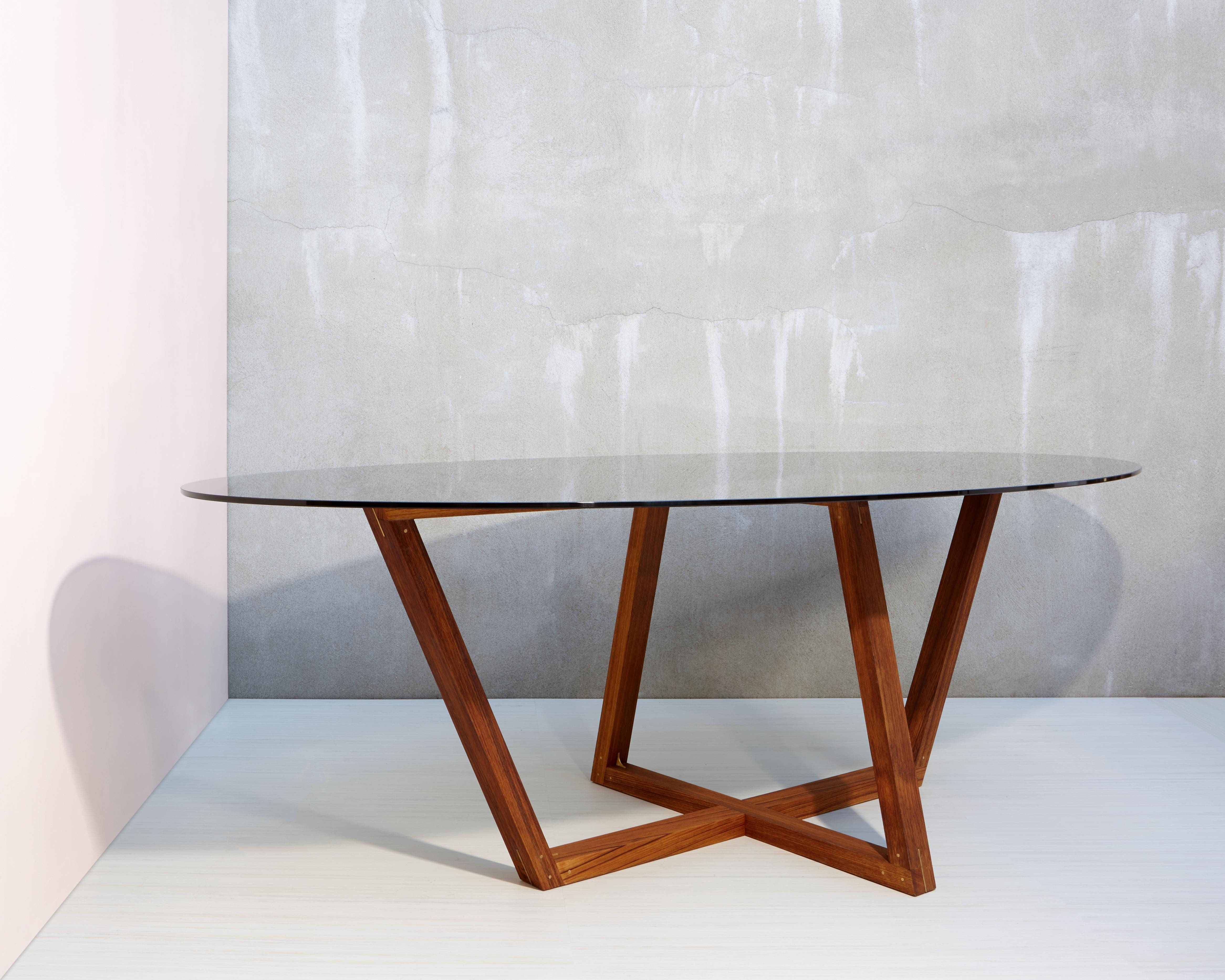 Fait main Table de salle à manger contemporaine en teck et laiton avec plateau en verre par Studio Melrose en vente