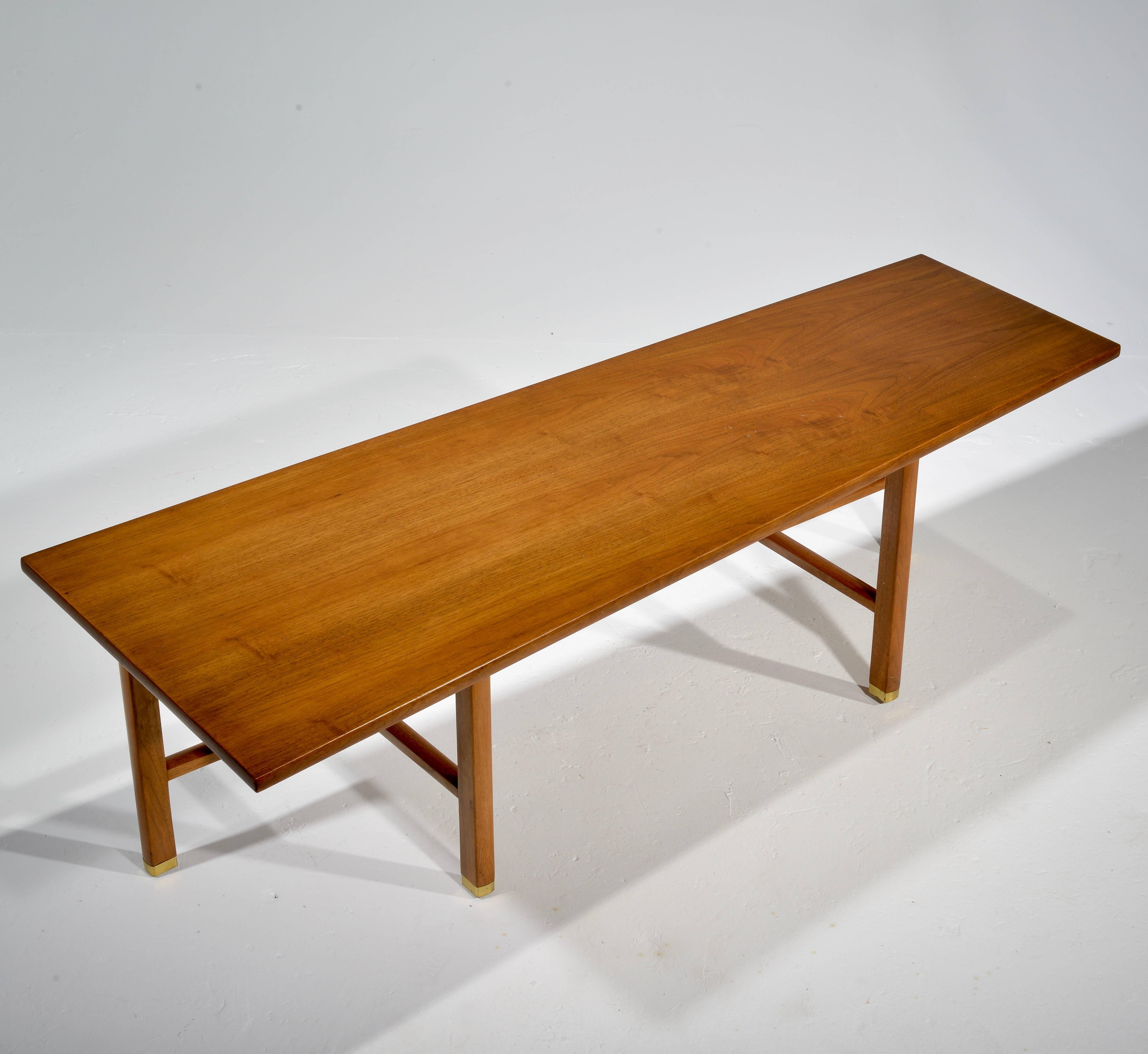 Mid-Century Modern Table basse à plateau trapézoïdal Wormley pour Dunbar en vente