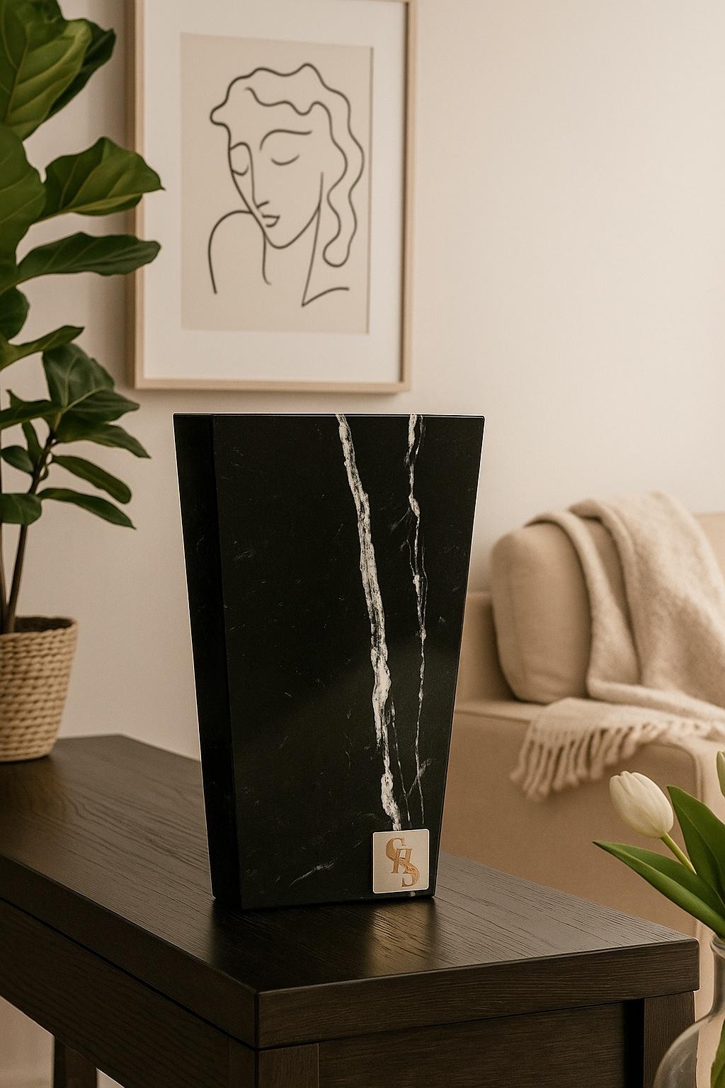 Jarrón Trapezoidal de Mármol Negro Marquina Italiano en venta