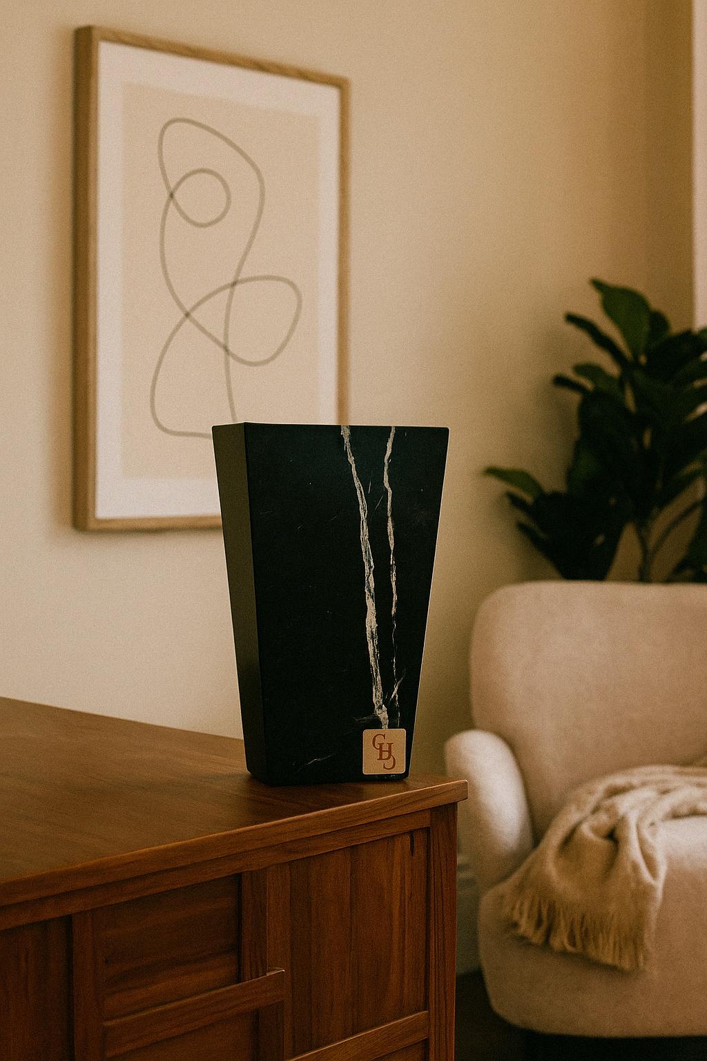 Jarrón Trapezoidal de Mármol Negro Marquina Hecho a mano en venta
