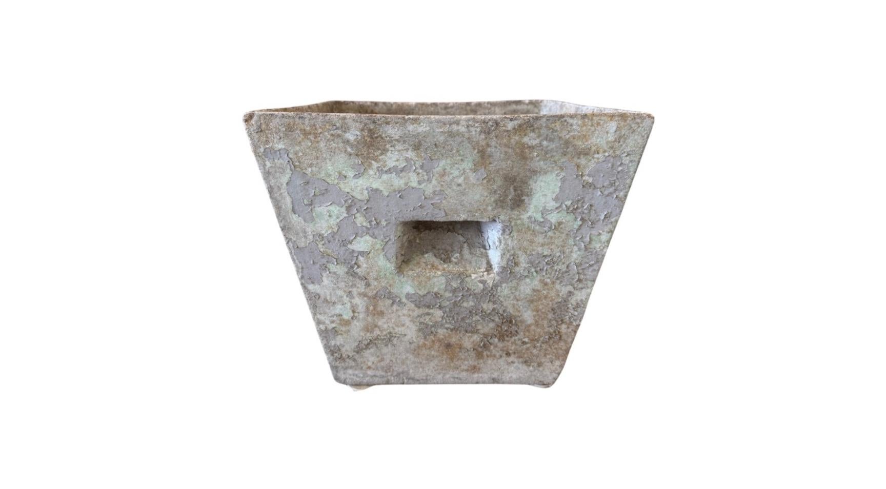 Rara fioriera vintage a forma di trapezio quadrato Willy Guhl. Questa forma non è comune ed è difficile da trovare. Sarebbe una bella fioriera da interno o da esterno.  venduti singolarmente.  Una fioriera ha un esterno grigio più liscio e
