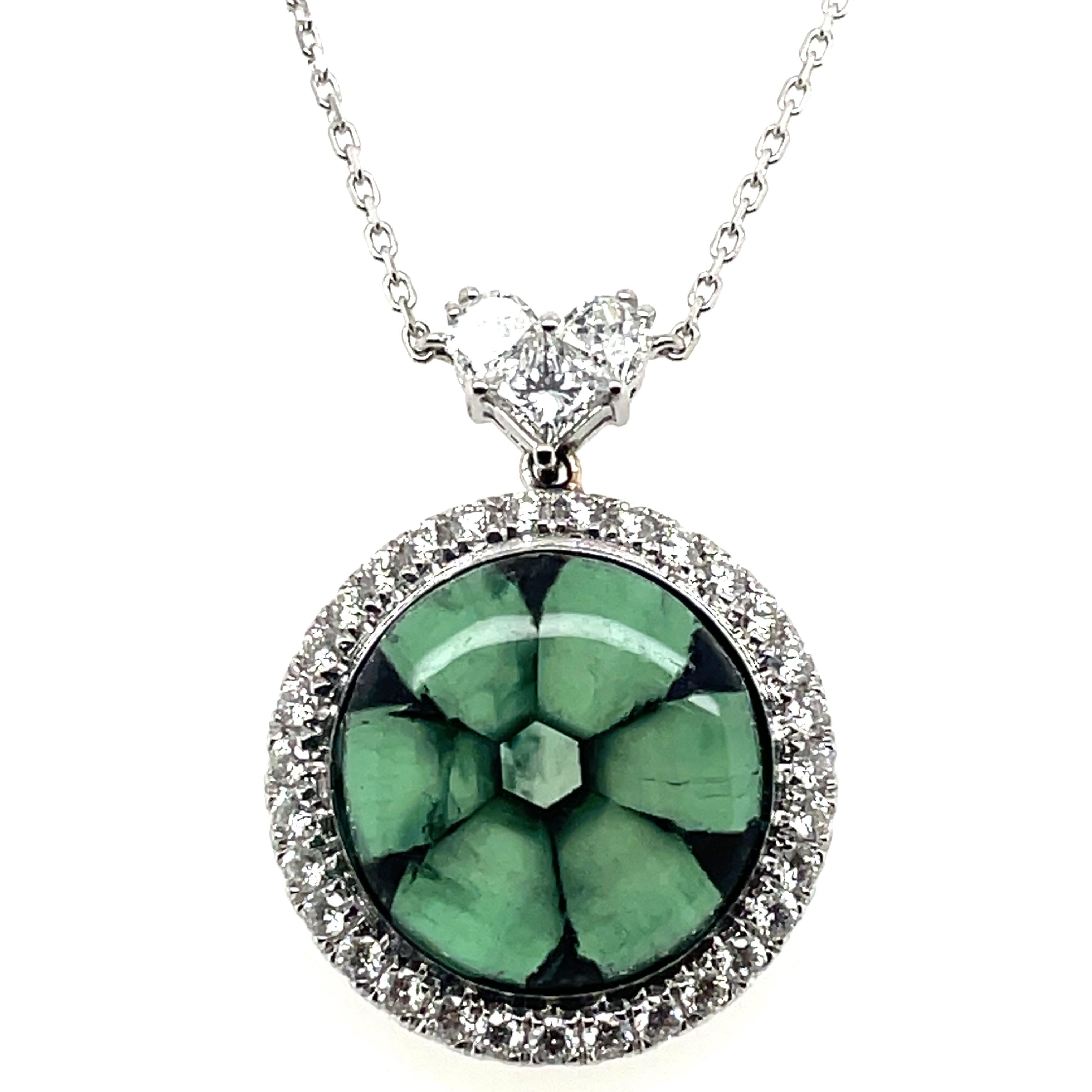 Taglio grezzo Smeraldo Trapiche Cabochon con diamanti a forma di cuore e catena in oro bianco 18k in vendita