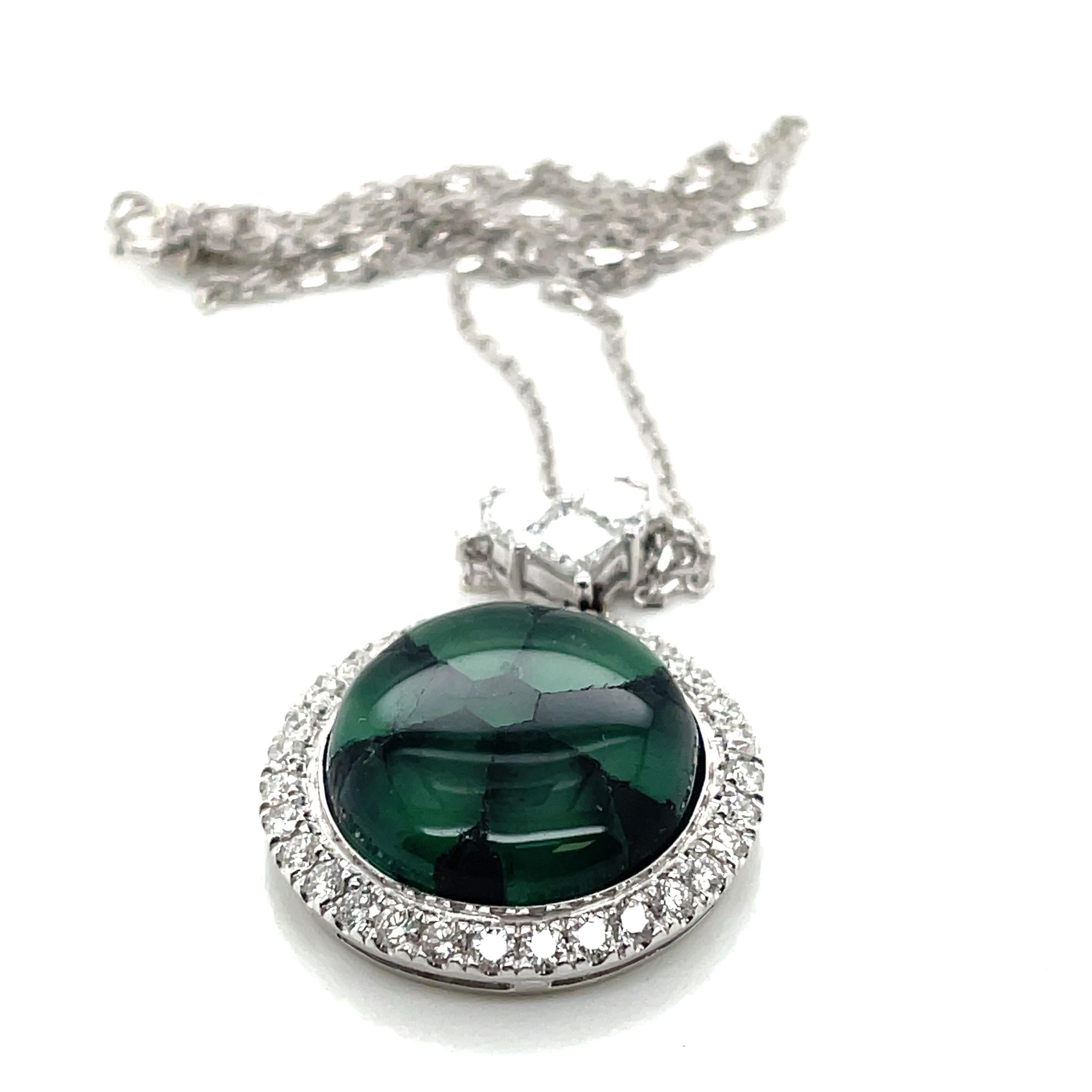 Smeraldo Trapiche Cabochon con diamanti a forma di cuore e catena in oro bianco 18k in vendita 1