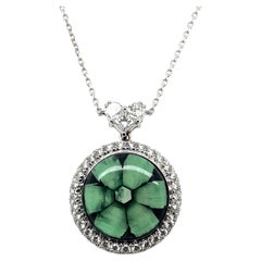 Trapiche émeraude cabochon en forme de cœur avec chaîne en or blanc 18 carats