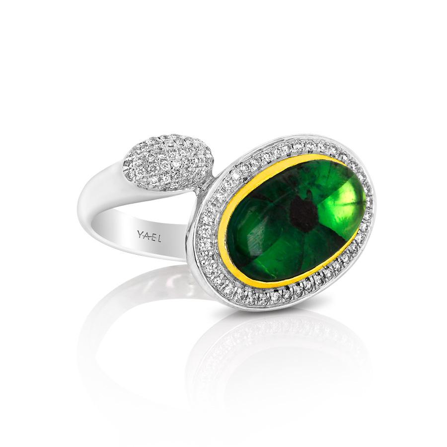 The Toi et Moi Collection - beauty in contrasts.
This ring features a rare trapiche Emerald, typified by its six-pointed ray-like pattern. It is highlighted by a yellow gold bezel within a diamond and white gold halo. This amazing stone is