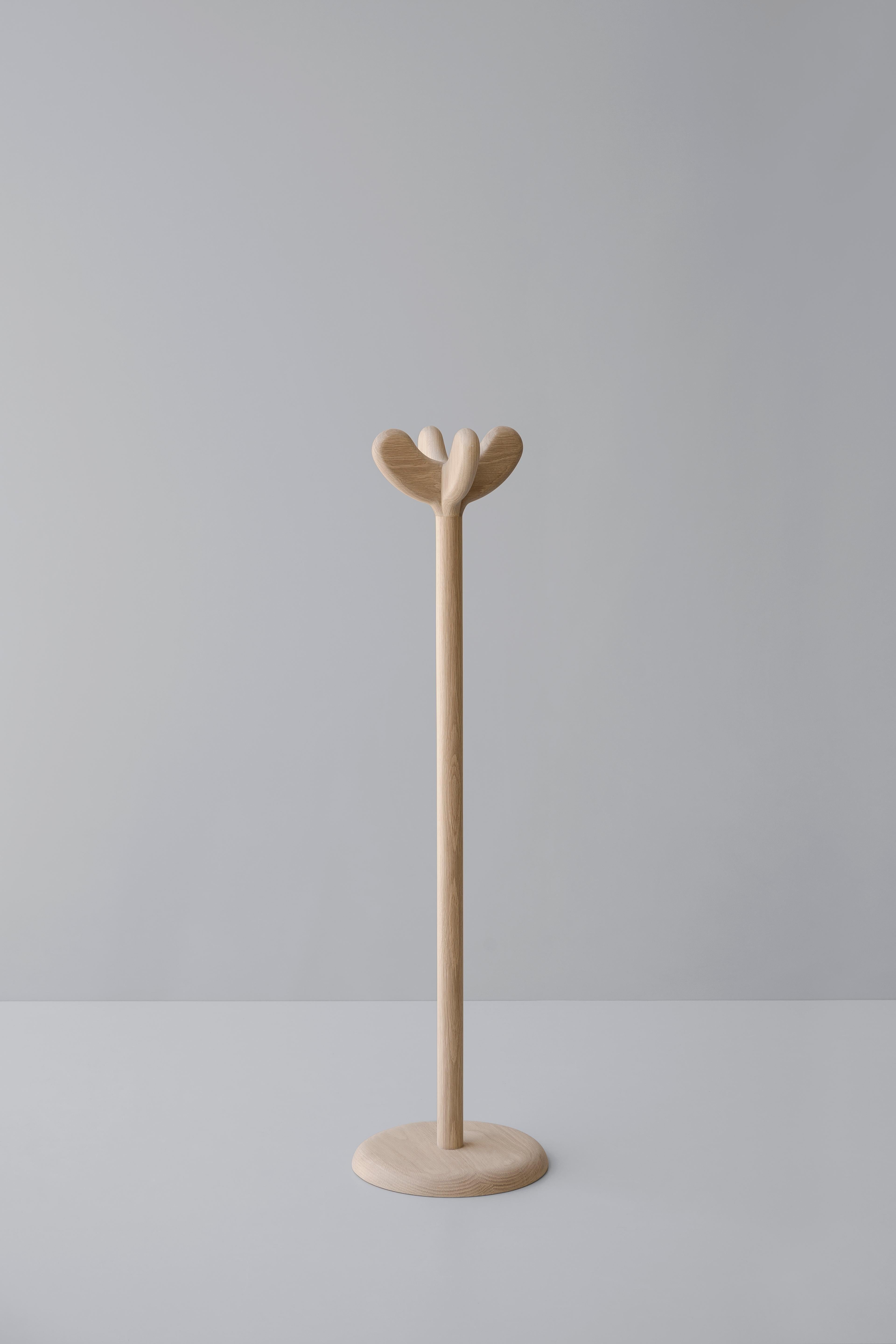 Appendiabiti Trasiego di Arturo Verástegui
Dimensioni: D. 30 x L. 30 x H. 110 cm
Materiali: legno di quercia.

Appendiabiti in rovere bianco naturale.

Sebastián Angeles è un Industrial Design originario di Città del Messico che si è laureato