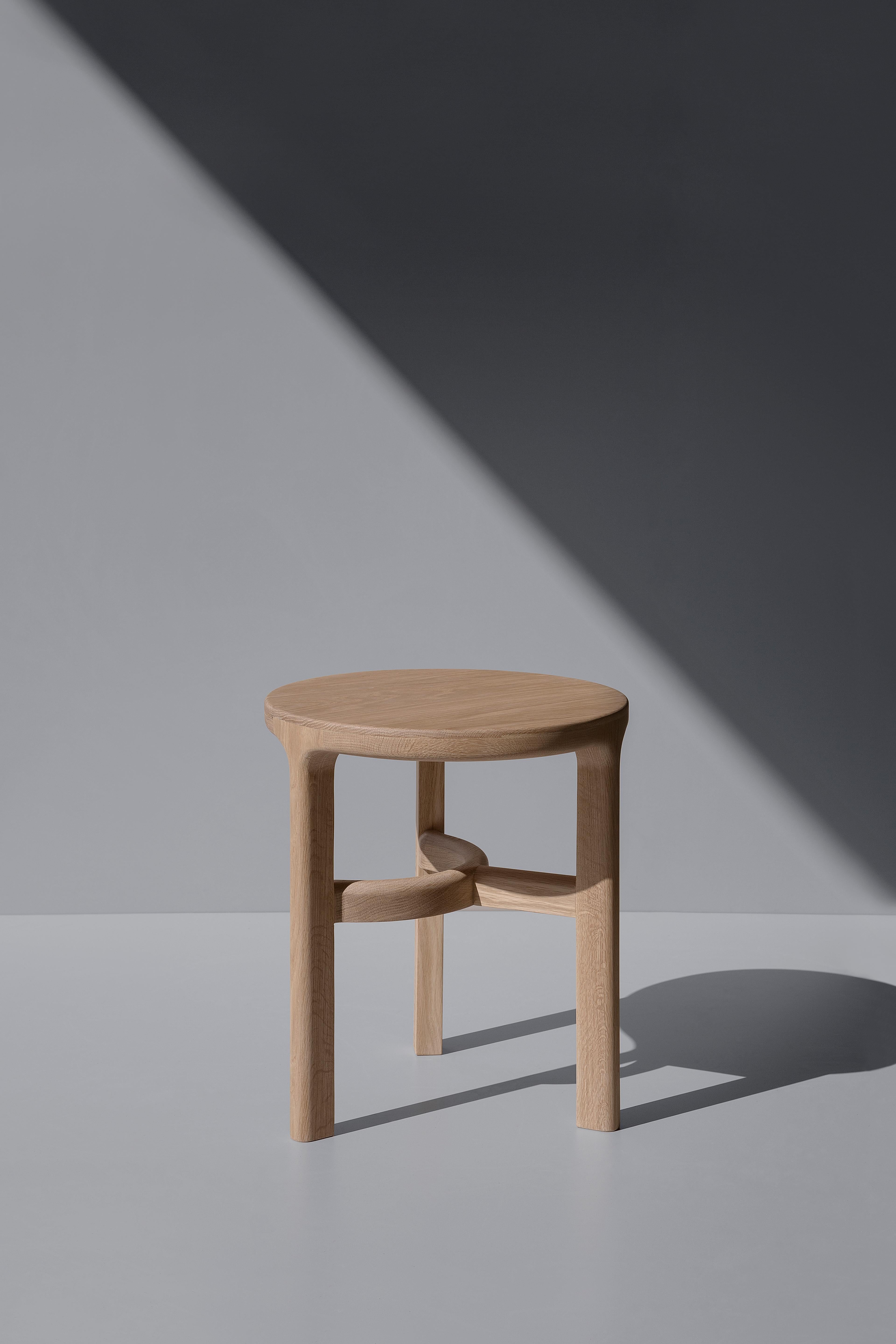 Sebastian Angeles, designer industriel mexicain. Tout au long de sa carrière, il a collaboré avec des marques et des entreprises de renom, se faisant reconnaître pour son approche unique du design de collection. Le parcours professionnel de