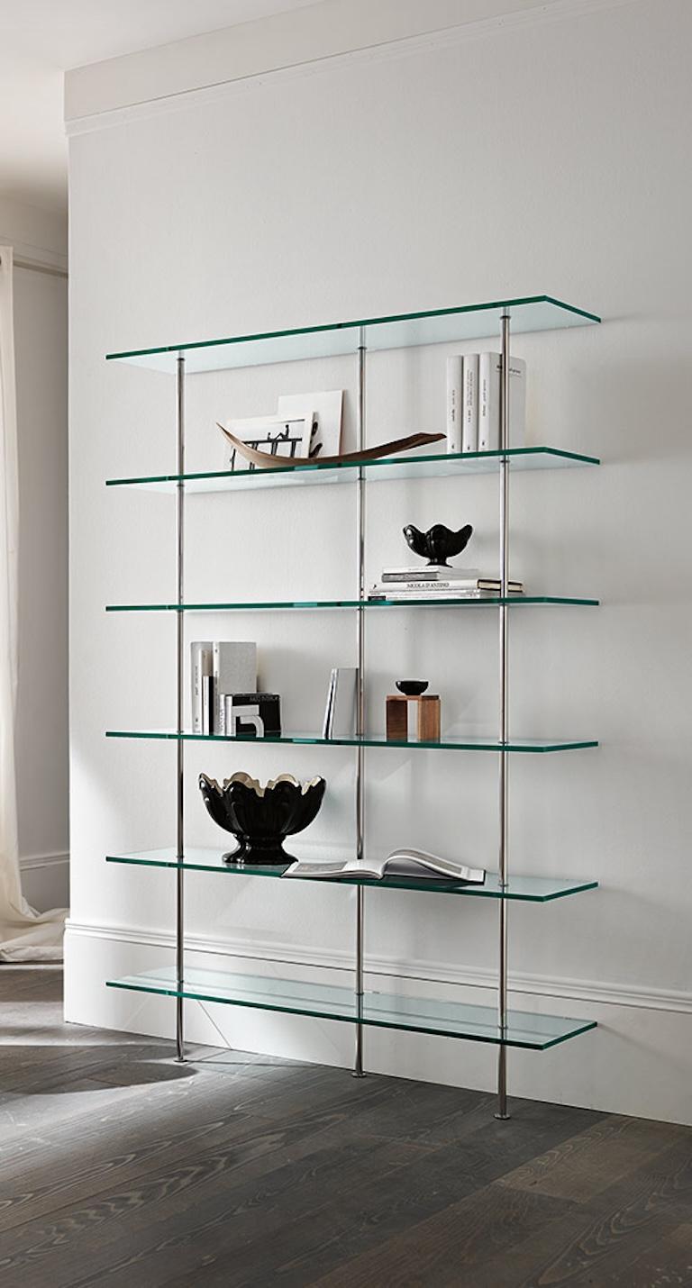 The bookcase Trasparenza, created by designers D’Urbino and Lomazzi, stands out for the lightness of the design and the simplicity of the shapes. It is a bookcase of contemporary and minimalistic design. It can be composed of five or six shelves and