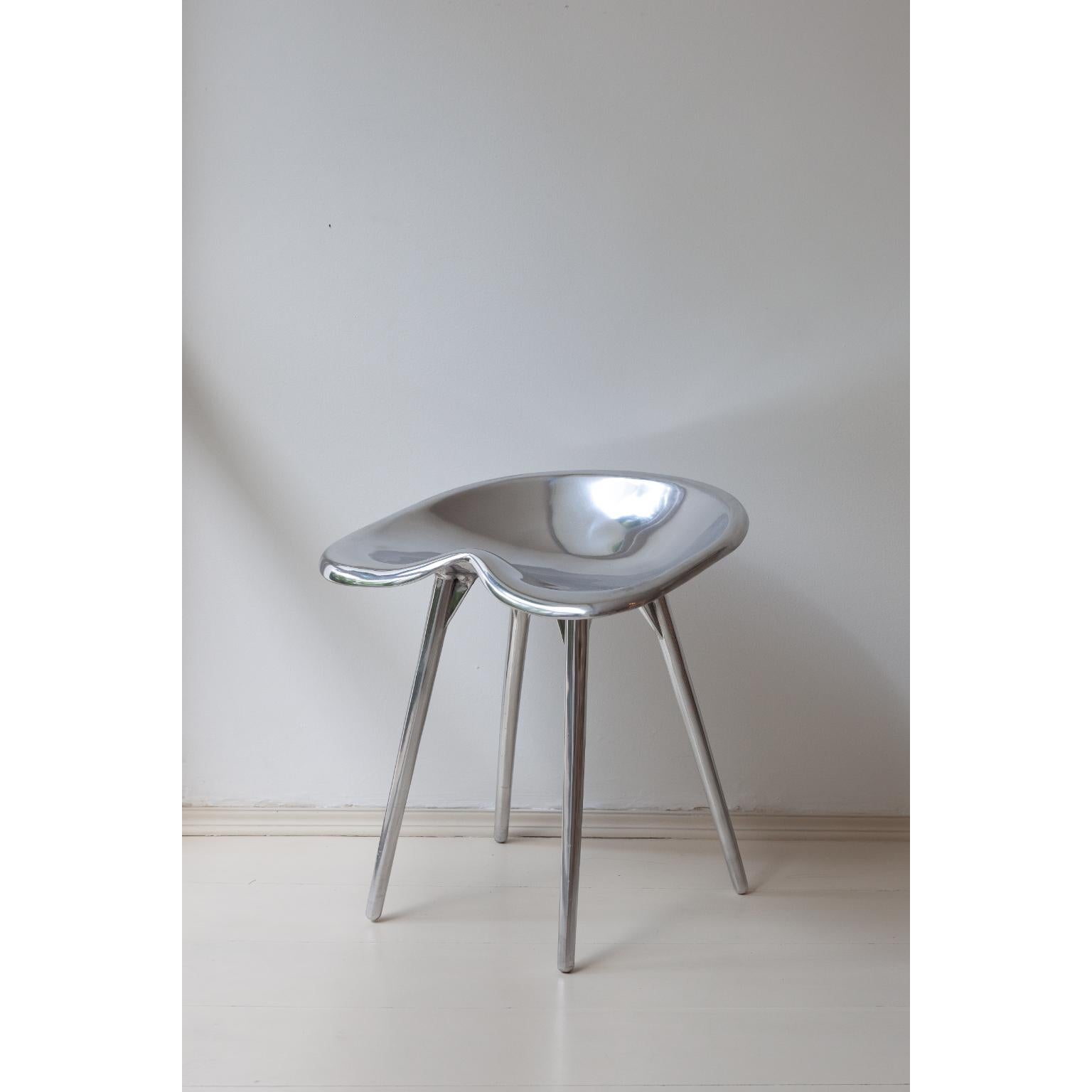 Trator Hocker mit Rückenlehne aus Gussmessing von Studio Orth (Sonstiges) im Angebot