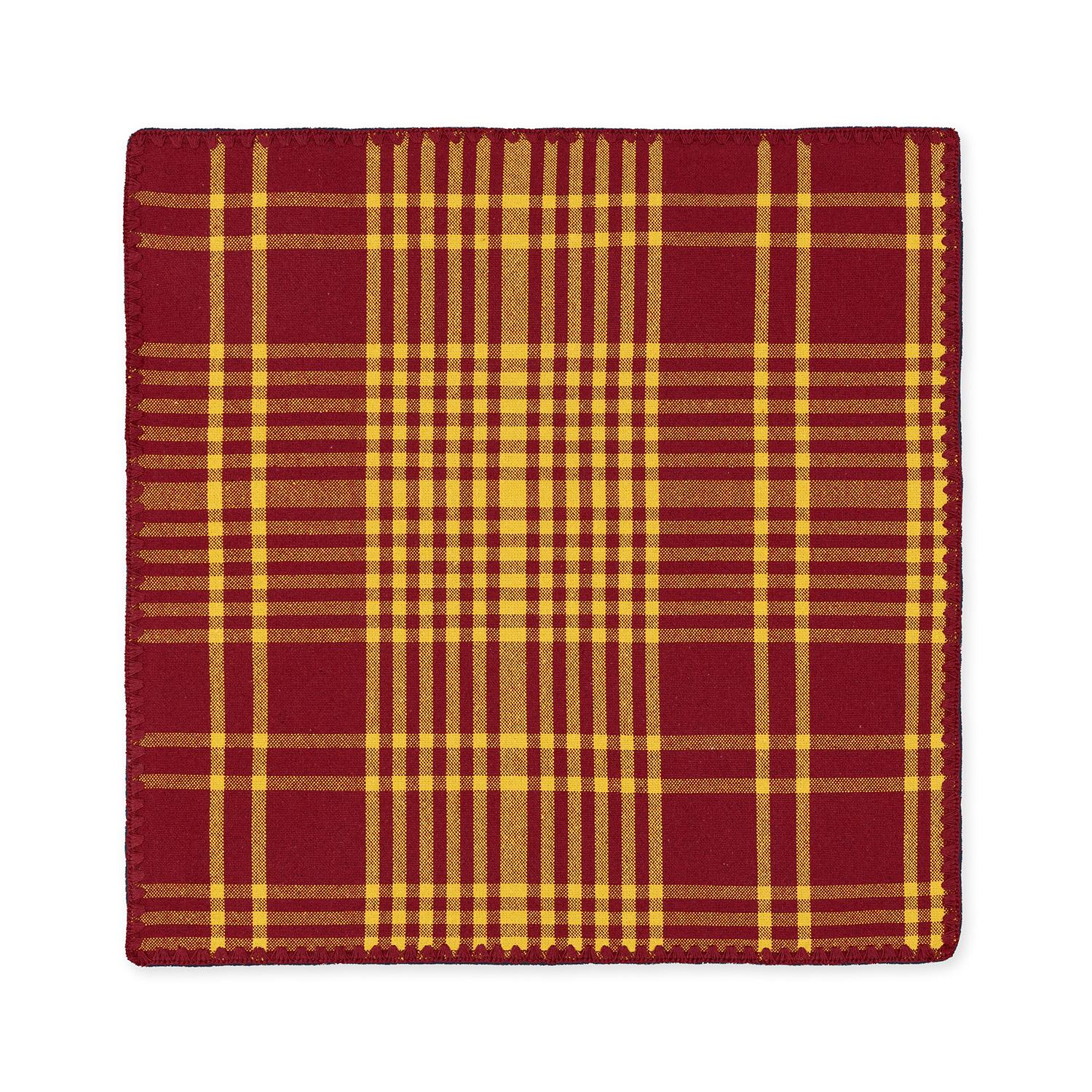 Diese Tischdecke aus Baumwoll-Jacquard mit Karomuster ist eine Hommage an die traditionellen Trattoria-Tische und eignet sich perfekt für den Innen- und Außenbereich. Sie ist mit kontrastierenden Nähten versehen und in zwei Größen erhältlich.