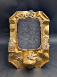 travail d'art populaire , miroir de coiffeuse en métal doré