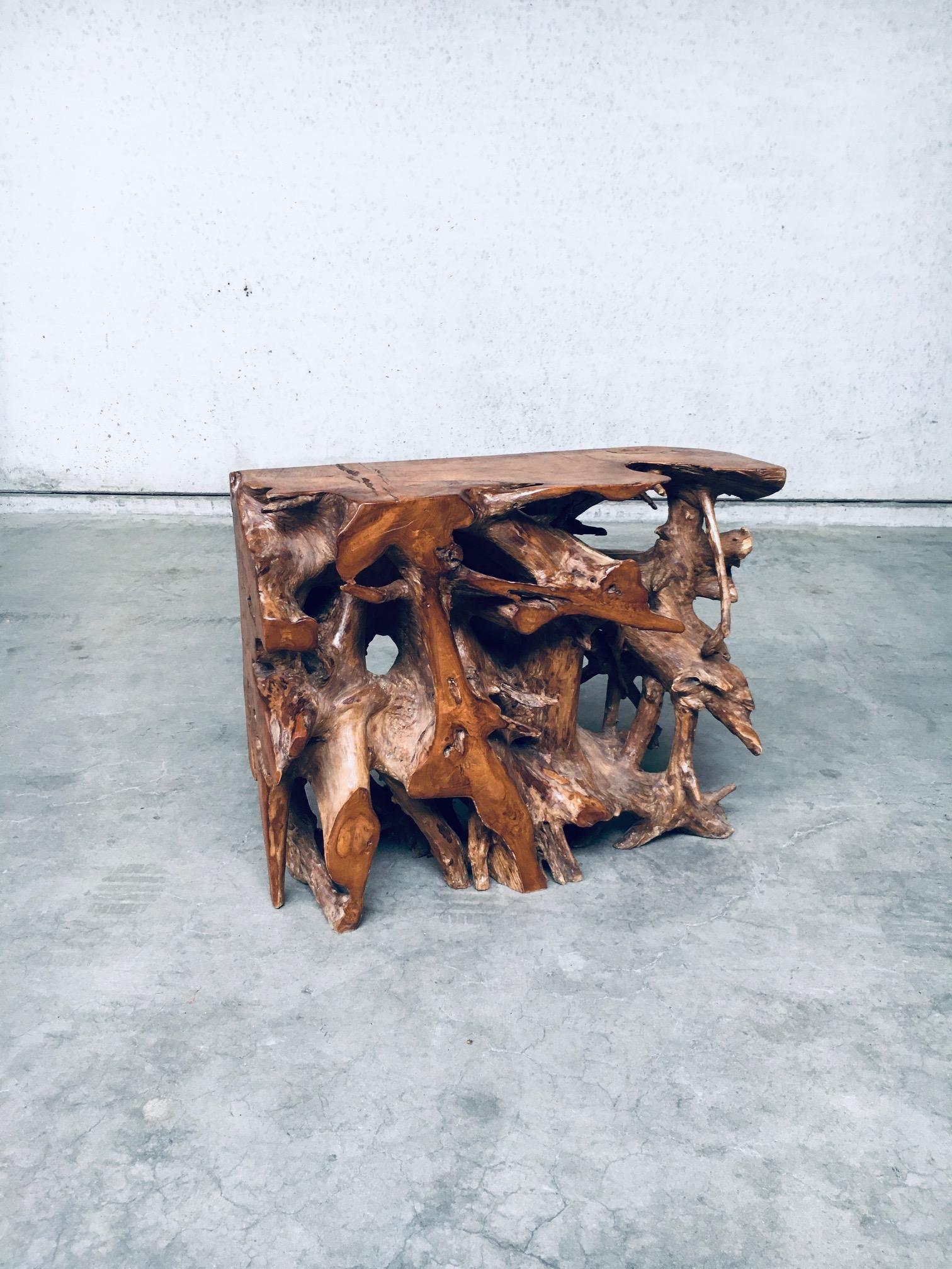 Consolle a blocco in legno di radica Travail Populaire originale e unica nel suo genere. Made in Italy, periodo anni '60. Tavolino console in legno massiccio di Wood Wood. È in ottime condizioni, con lievi segni di utilizzo e di età. Misura 75,5 cm