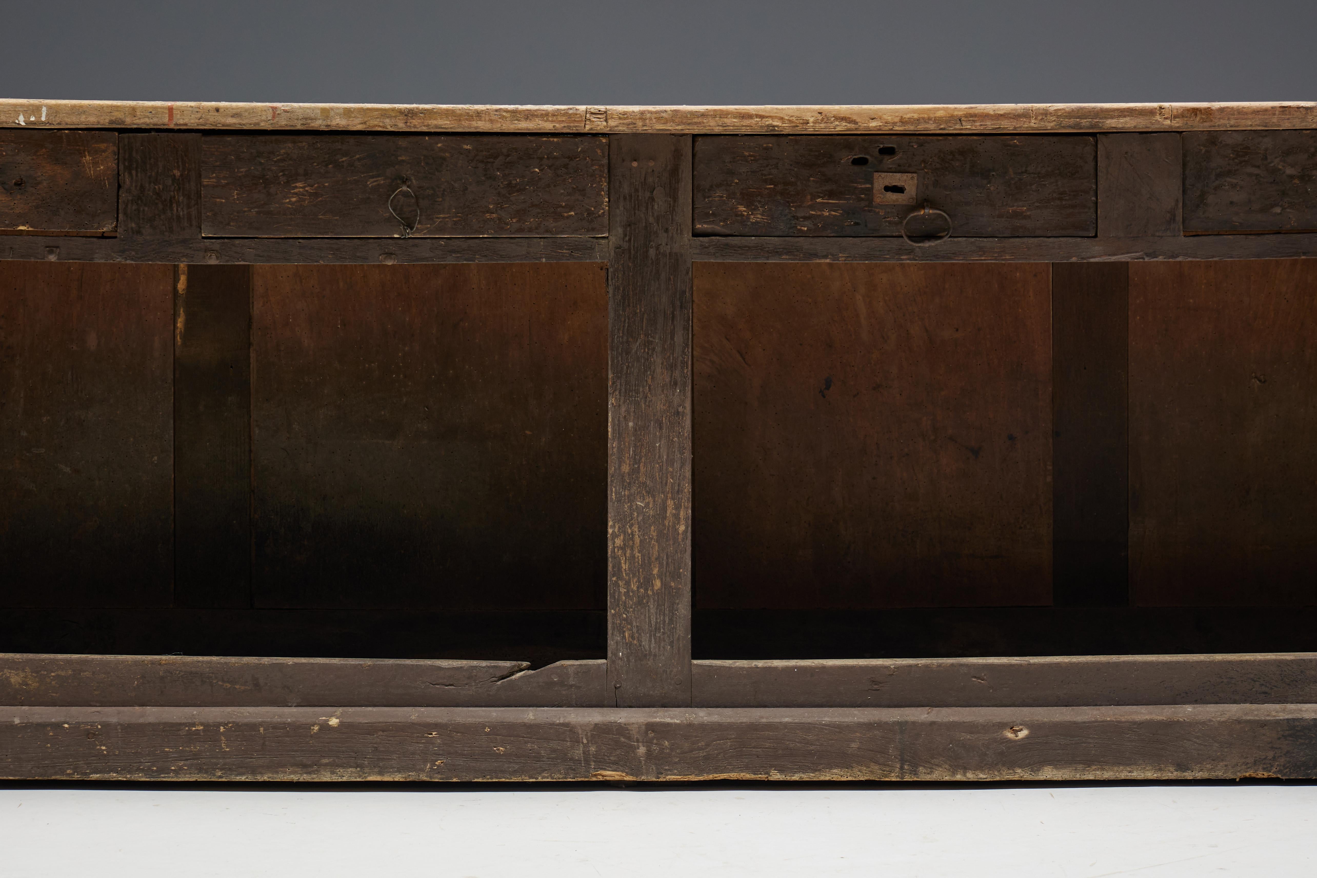 Travail Populaire Counter or Workbench, France, 19th Century In Excellent Condition In Antwerp, BE