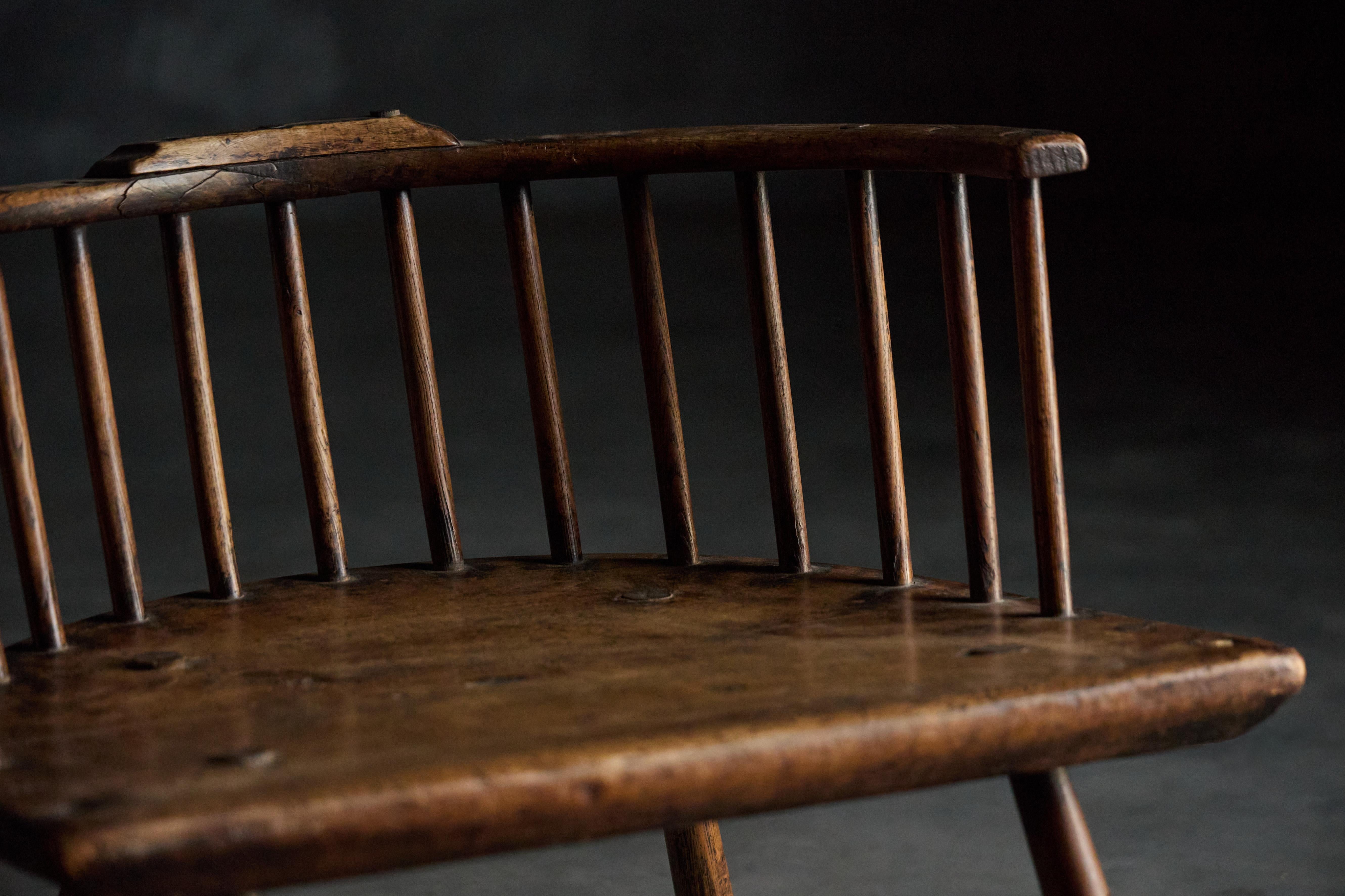 Cette charmante chaise basse du Tyrol, en Autriche, datant du XIXe siècle, est un bel exemple d'artisanat populaire. Fabriqué en bois massif, il présente un design robuste mais élégant qui reflète l'art traditionnel de la région. Parfait comme pièce