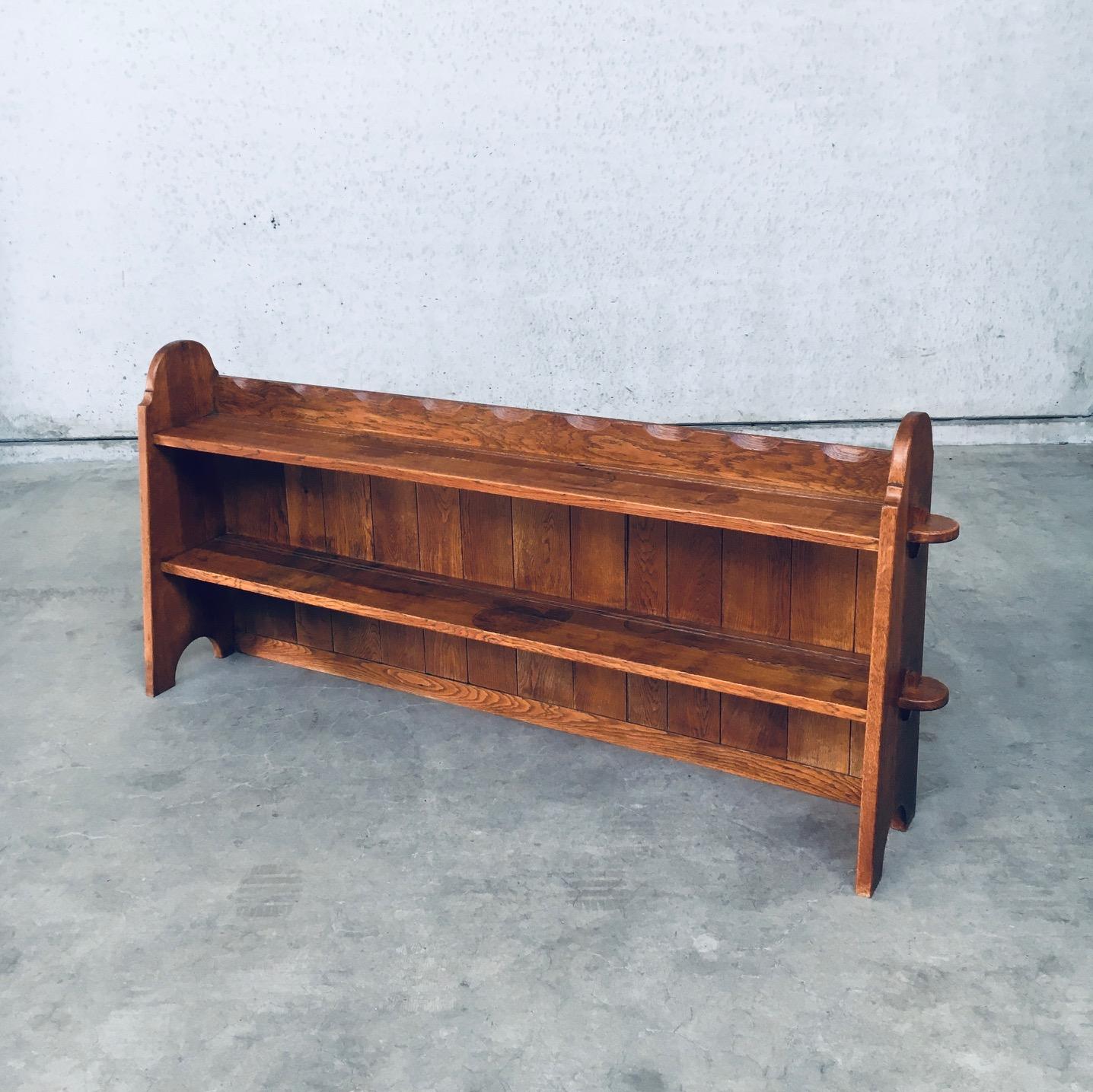 Travail Populaire Rustic Design realizzato a mano con scaffali bassi in Oak. Realizzato in Belgio, periodo anni '50. Struttura a listoni in massello di Oak con incastri. Can è stato realizzato in modo da poter essere smontato rimuovendo i 4 giunti.