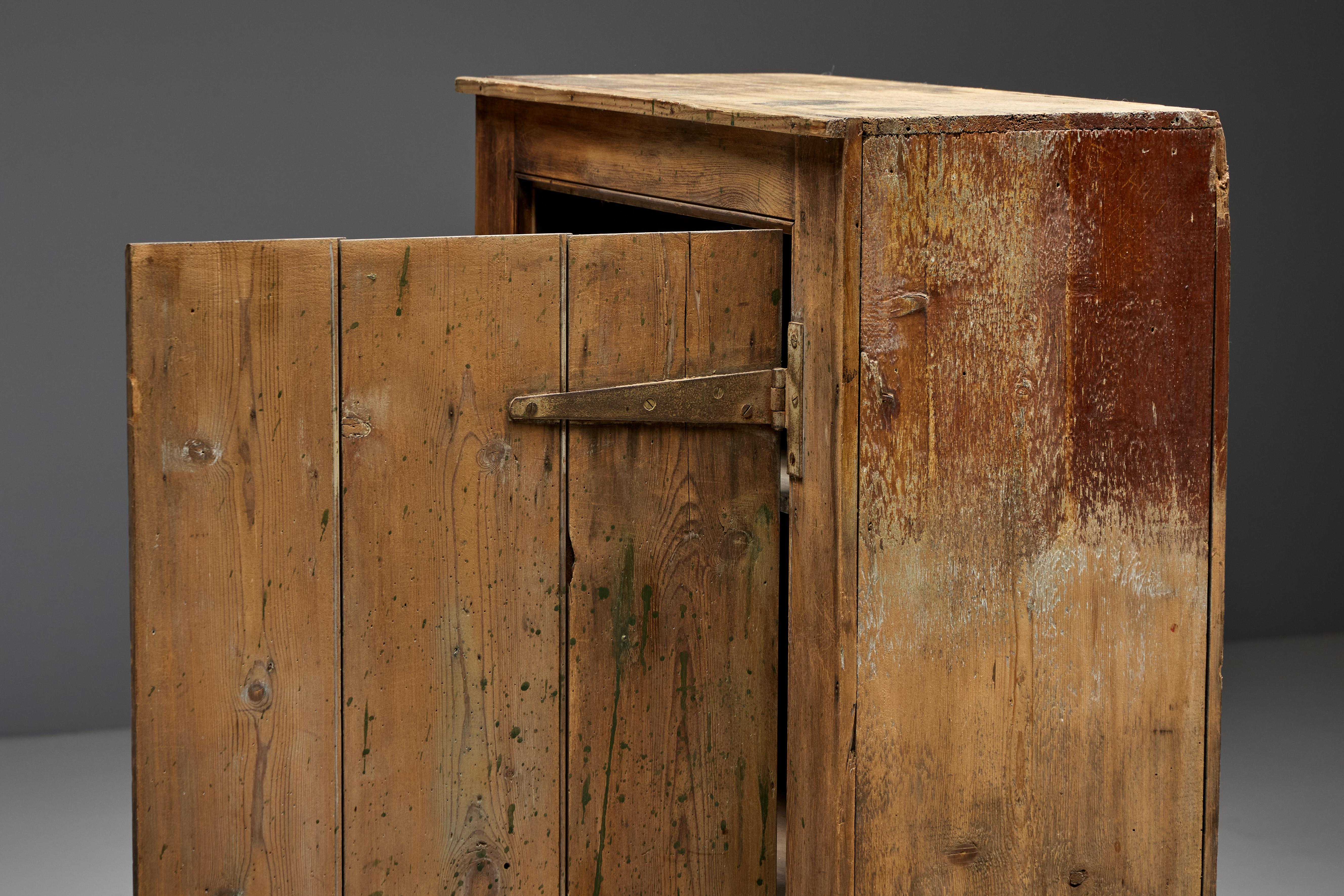 Rustic Travail Populaire Cabinet, France, 19th Century For Sale 2