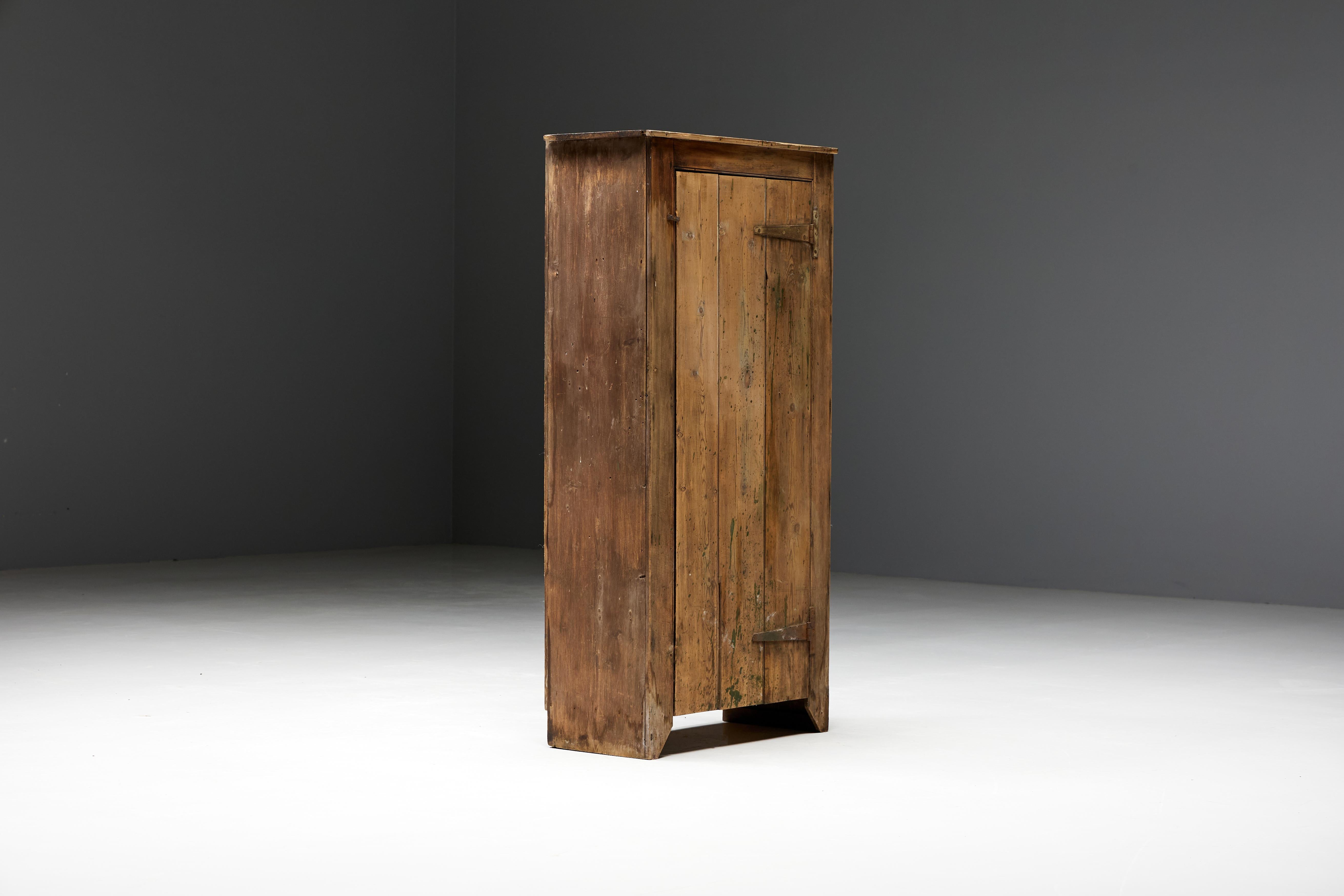 Rustic Travail Populaire Cabinet, France, 19th Century For Sale 4