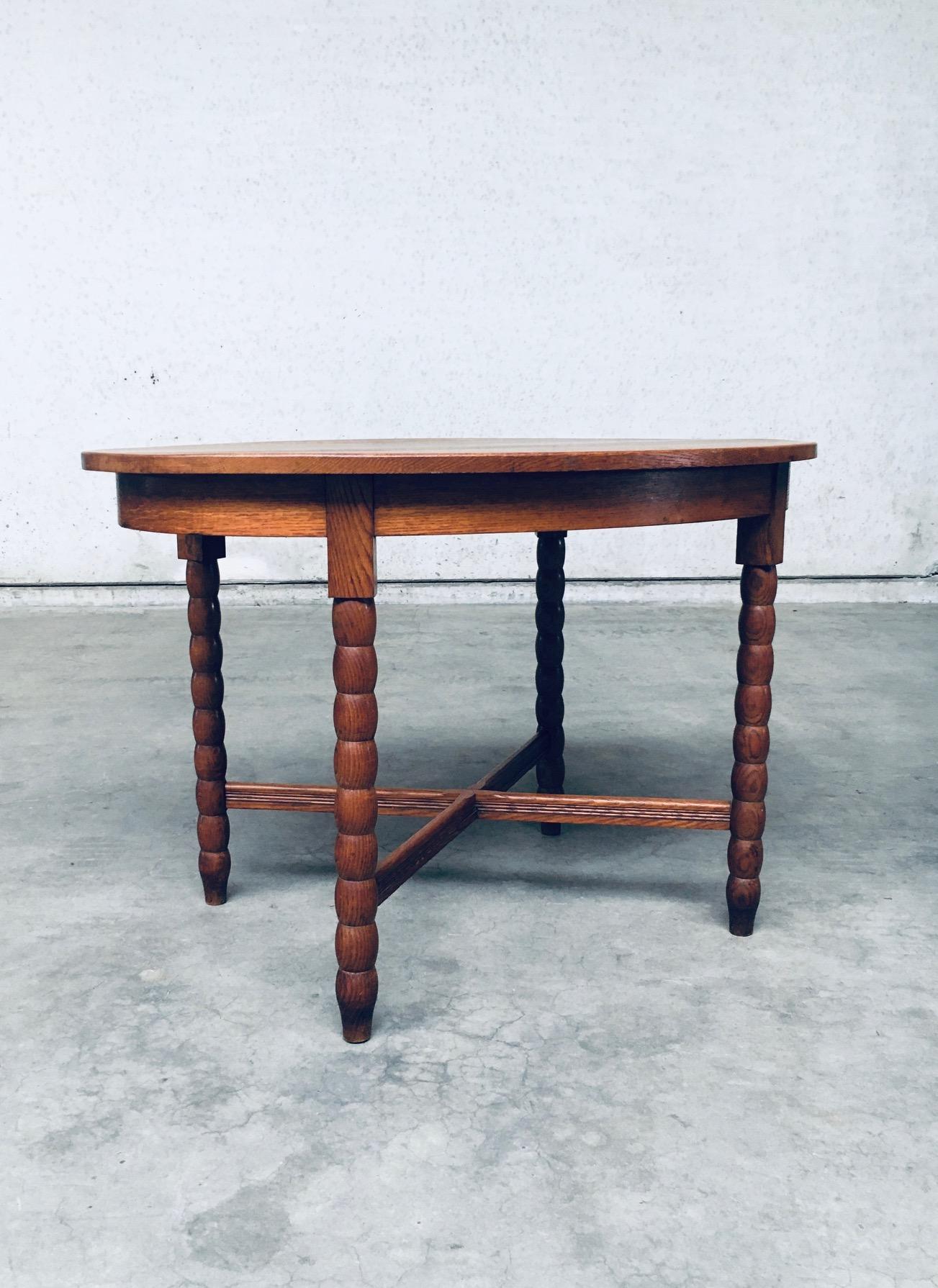 Rustico Tavolo da centro ovale Travail Populaire Oak, Francia, anni '40 in vendita