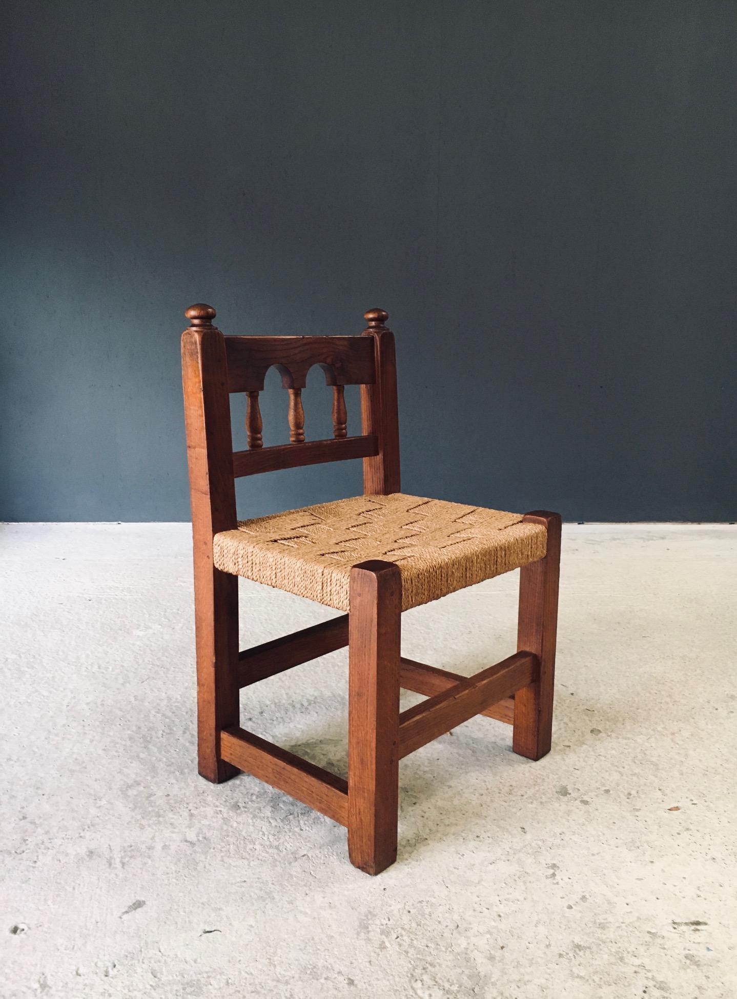 Vintage Travail Populaire Handcrafted Design Low Back Oak & Rope Side Chair. Fabriqué en Belgique, époque 1950. Chaise en bois de chêne massif avec assise en corde tressée. Détails en chêne tourné dans le dossier. Il est en très bon état,