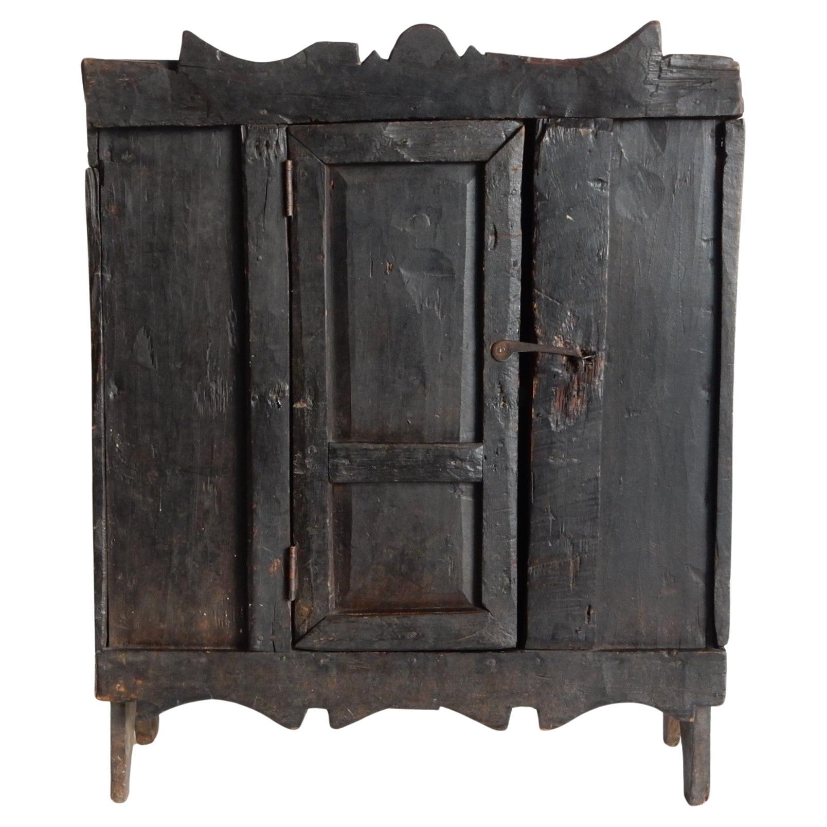 Folk Art rustic Travail Populaire small cabinet. 19th century.
This cabinet is equally a sculpture as it is a functional piece.
Tons of character in it's great original condition.