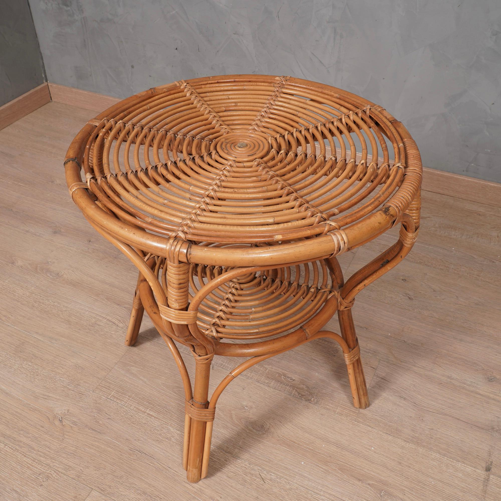 Fantastic rattan side table by Giovanni Travasa for Bonacina; Very comfortable and in perfect state of use.

Hand-woven, the tea table is made up of two overlying tops; they have a circular shape and the internal wicker on the top is made in the