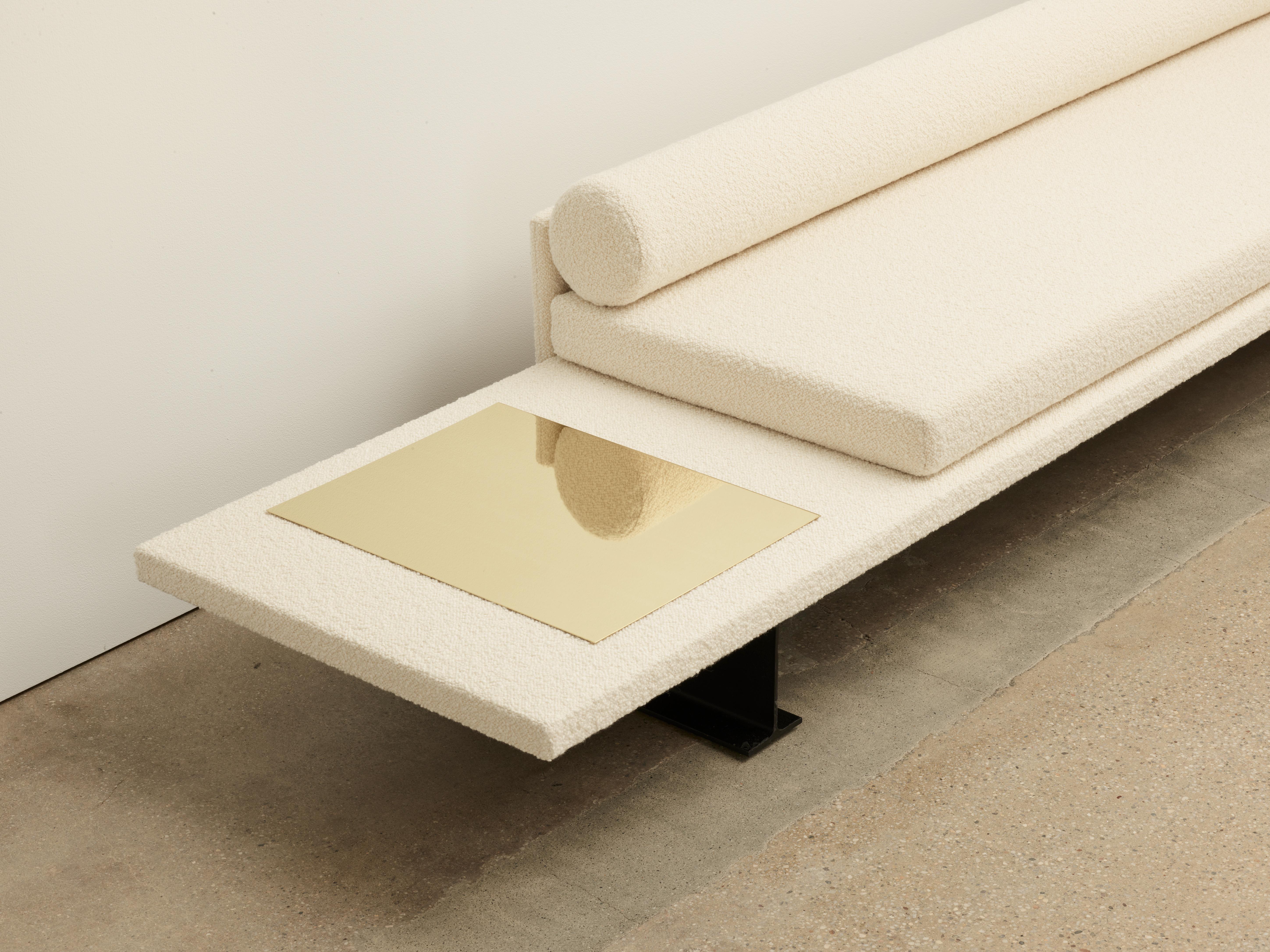 Travé Sofa von Umberto Bellardi Ricci.

Dedar oder individuell gestaltbarer Polsterstoff, I-Träger, Ablage aus Messing/Aluminium/Marmor

Das Trave-Sofa ist ein zentraler Bestandteil des italienischen minimalistischen Architekten mit Sitz in New York